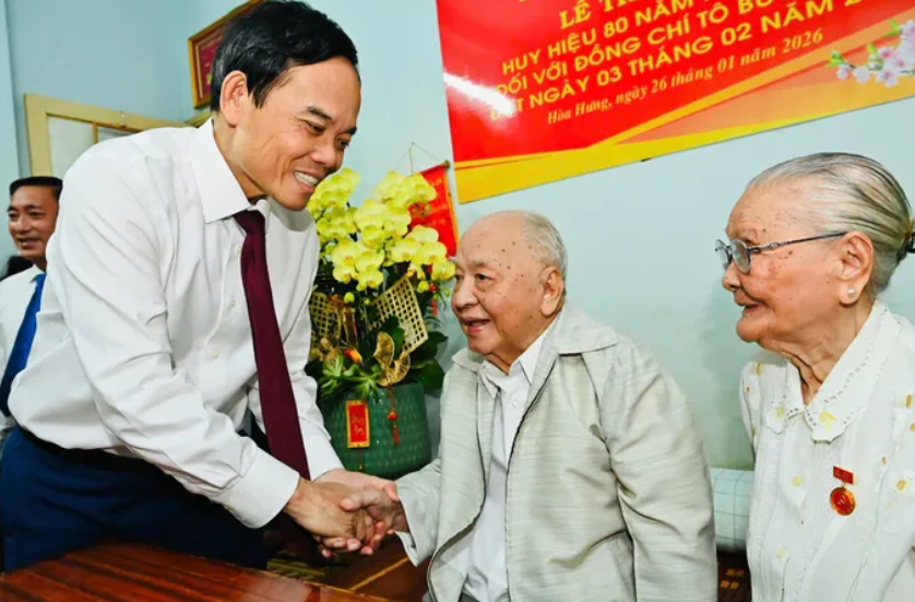 Bí thư Thành ủy TP.HCM Trần Lưu Quang trao Huy hiệu 80 năm tuổi Đảng - Ảnh 1. Bí thư Thành ủy TP.HCM Trần Lưu Quang trao Huy hiệu 80 năm tuổi Đảng - Ảnh 1.