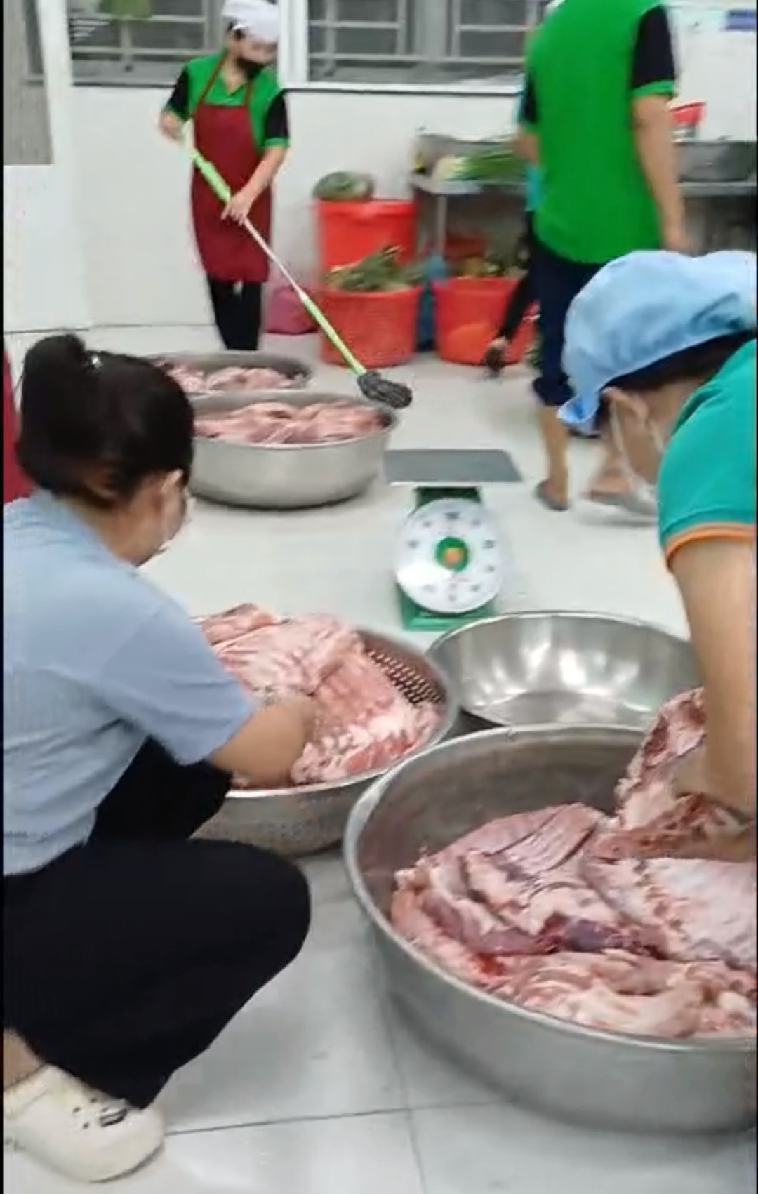 Làm rõ vụ thịt heo không tươi vào trường tiểu học ở TP.HCM - Ảnh 1.