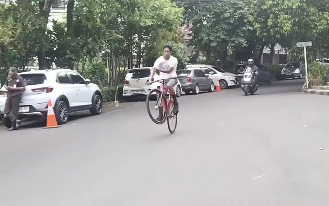 Xử lý nhóm thanh niên 'bốc đầu', chạy xe dàn hàng ngang để 'câu like' - Ảnh 1.
