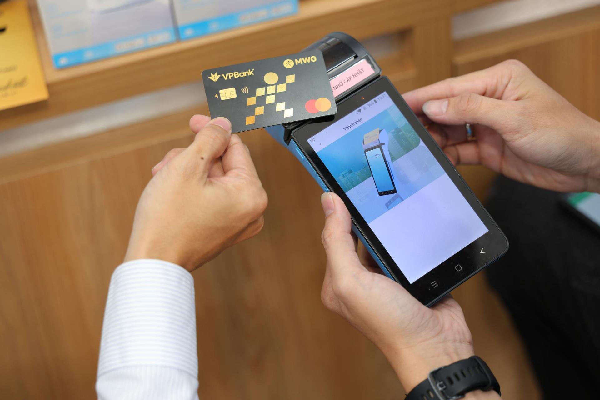 Ra mắt thẻ tín dụng tiêu dùng VPBank MWG Mastercard - Ảnh 3.