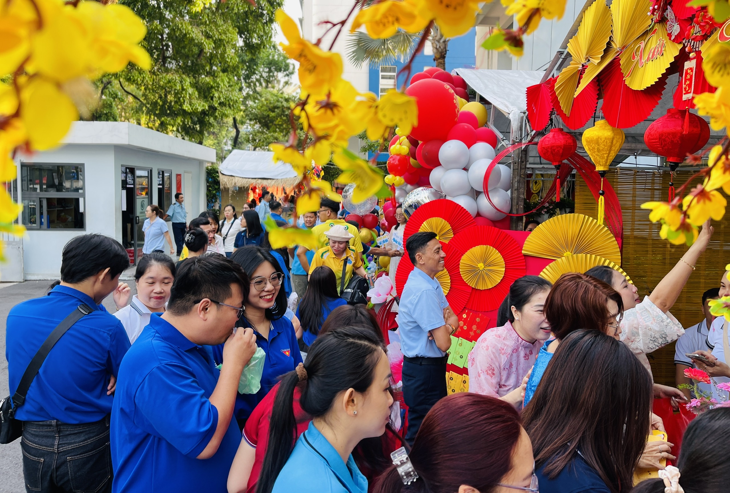 Chợ Tết cho công nhân cấp nước - Ảnh 1.