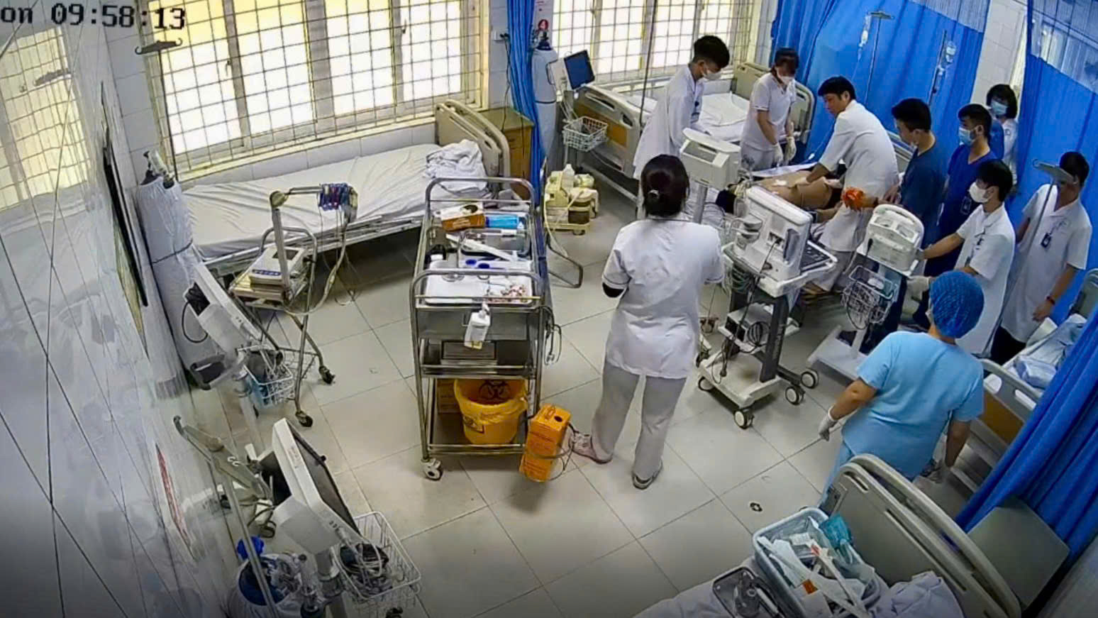 50 phút ép tim cứu sống nam sinh 22 tuổi ngã gục tại giảng đường - Ảnh 1.