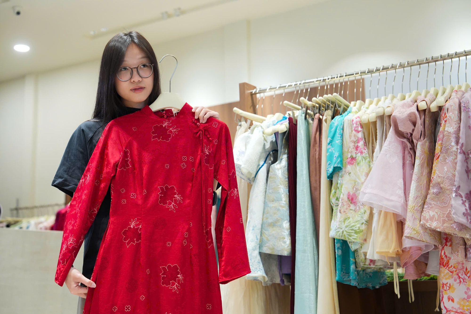 Áo dài Tết vào 'đường đua' sớm, người mua thắt chặt hầu bao - Ảnh 1.