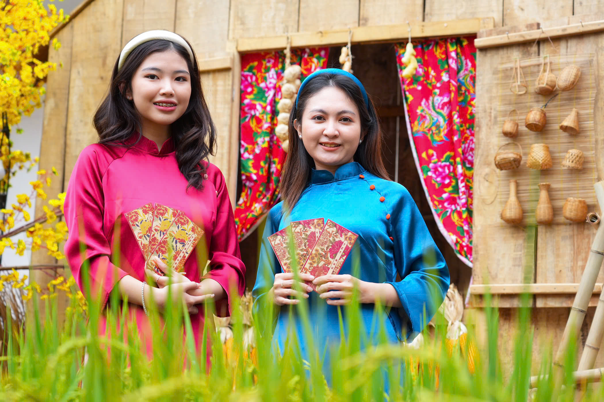 Áo dài Tết vào 'đường đua' sớm, người mua thắt chặt hầu bao - Ảnh 2.