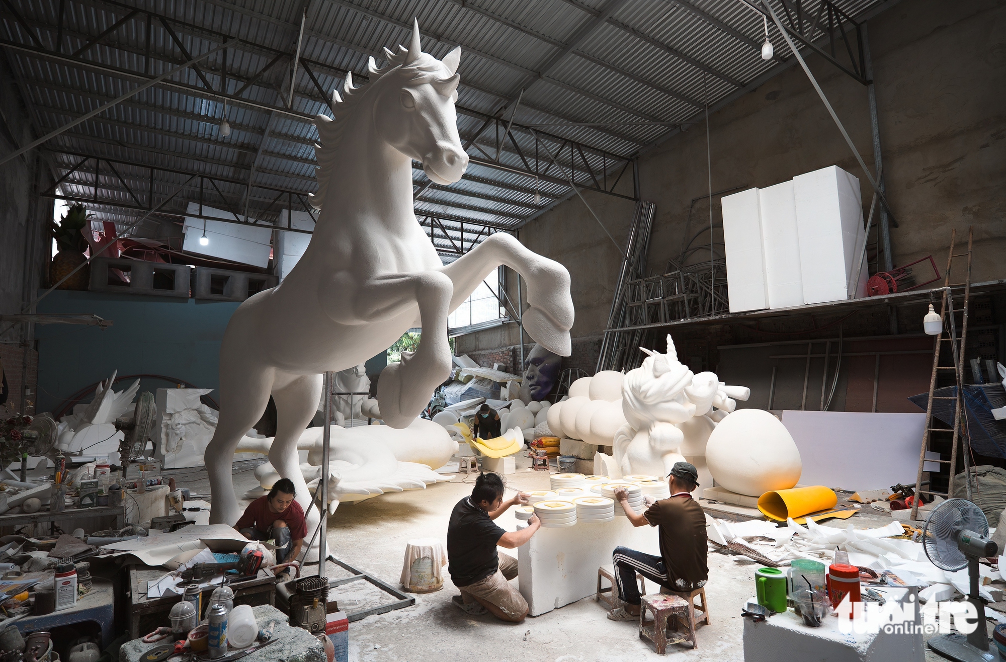 Giant horse sculptures take shape for Ho Chi Minh City’s Nguyen Hue Flower Street 2026- Ảnh 1.