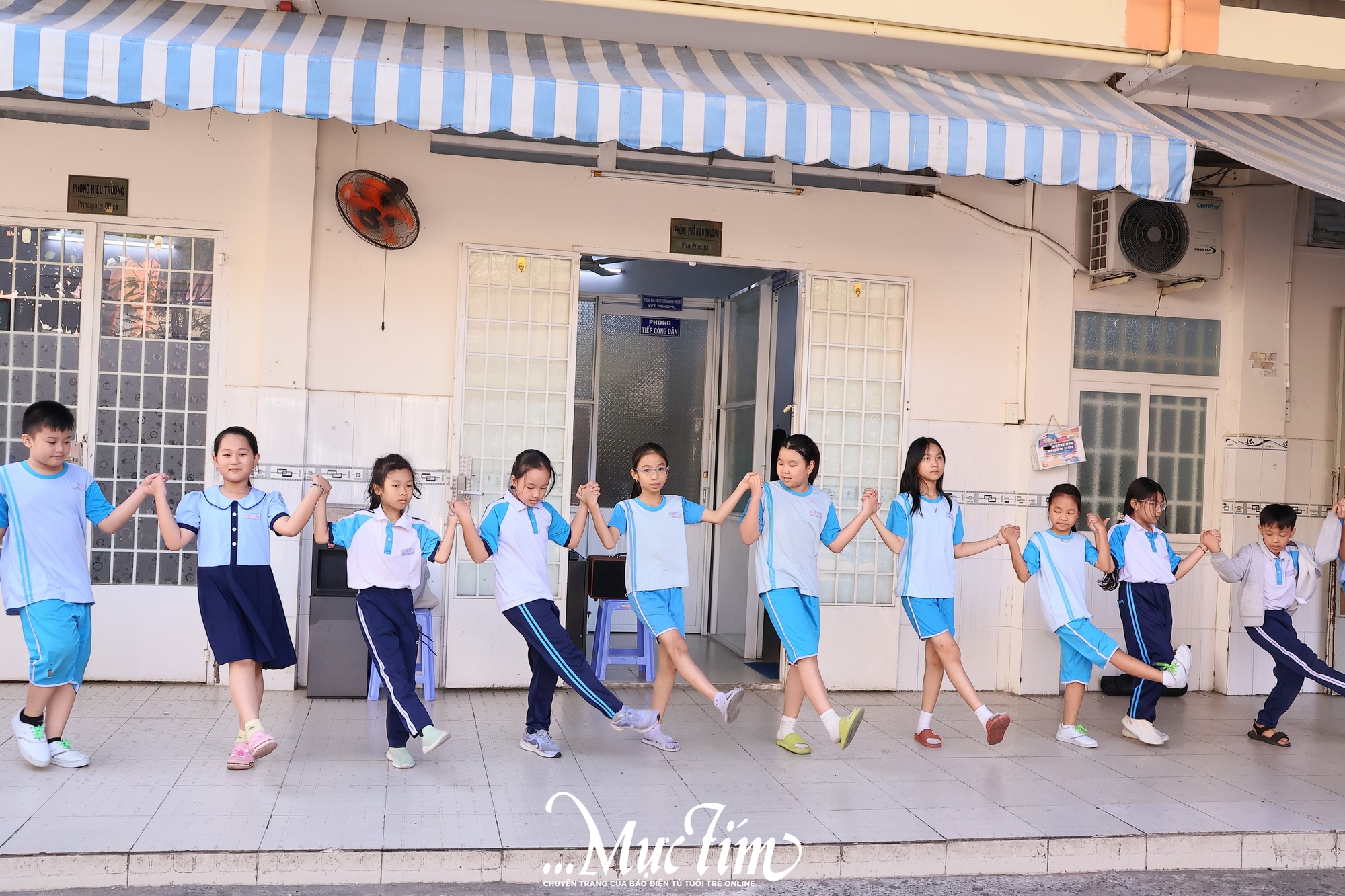 12 bạn nhỏ mang mùa xuân lên sân khấu Tết cho em- Ảnh 1. 12 bạn nhỏ mang mùa xuân lên sân khấu Tết cho em- Ảnh 1.