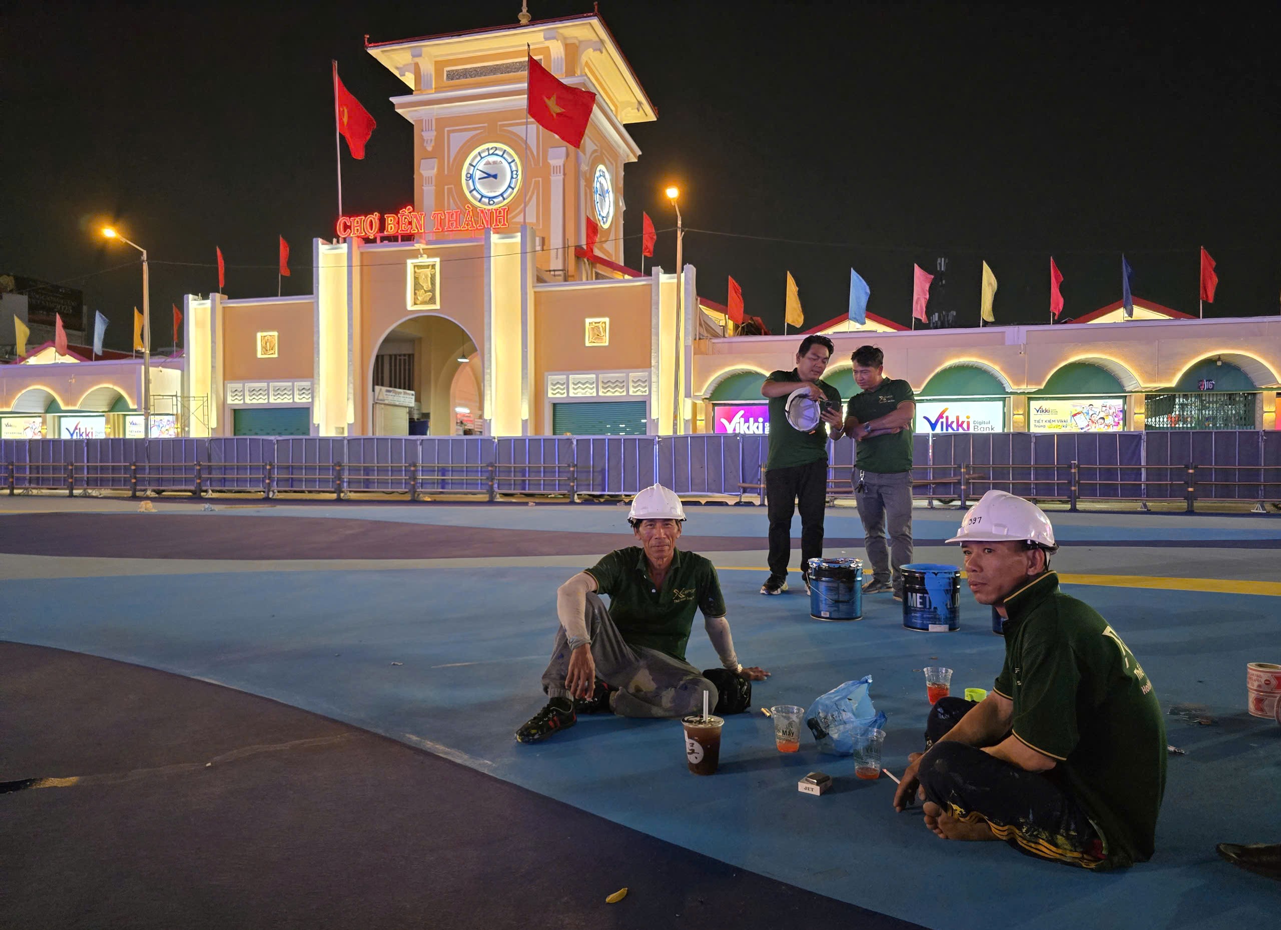 Công nhân xuyên đêm chỉnh trang, làm đẹp chợ Bến Thành, thương xá Tax, hồ Con Rùa - Ảnh 11.