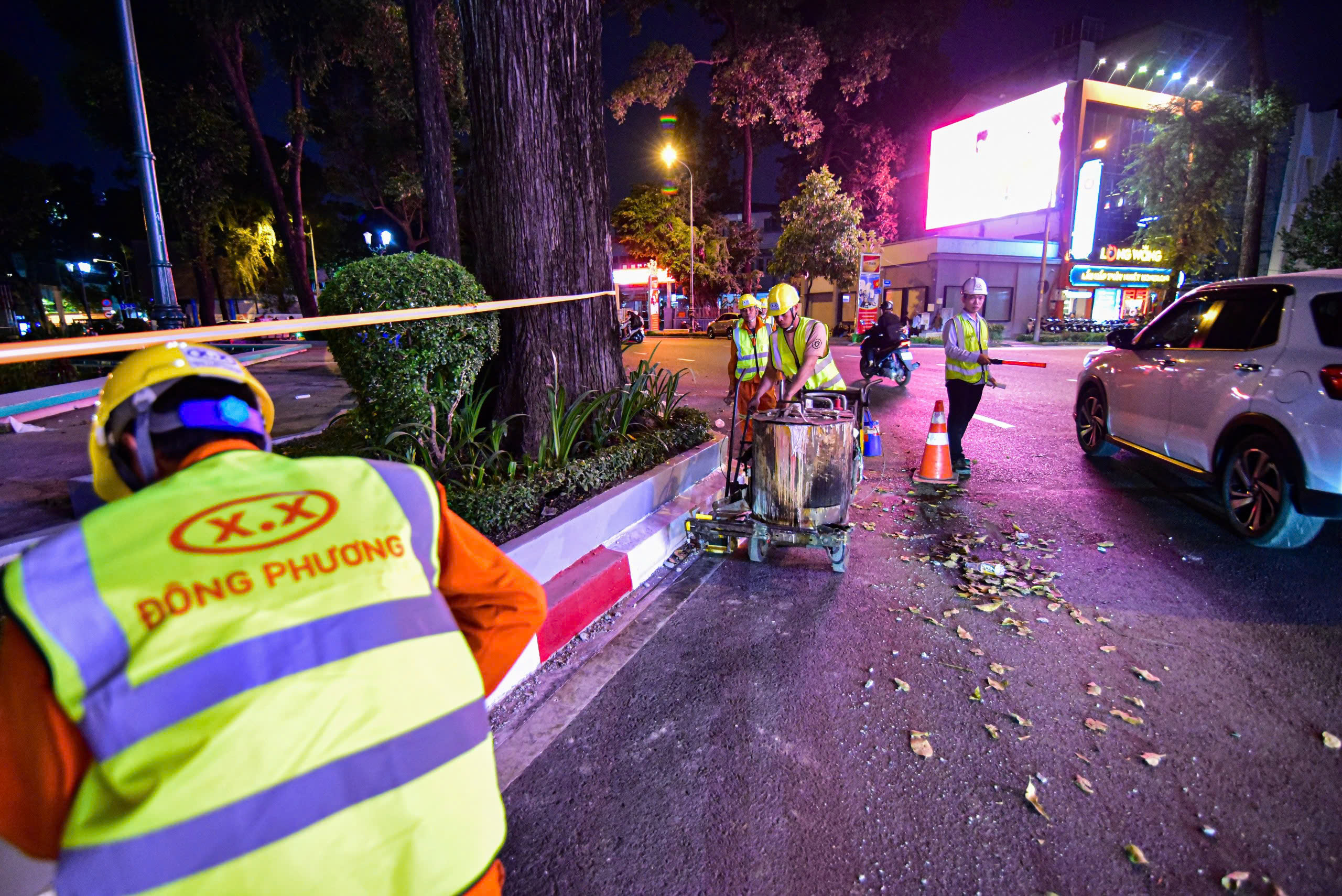 Công nhân xuyên đêm chỉnh trang, làm đẹp chợ Bến Thành, thương xá Tax, hồ Con Rùa - Ảnh 10.