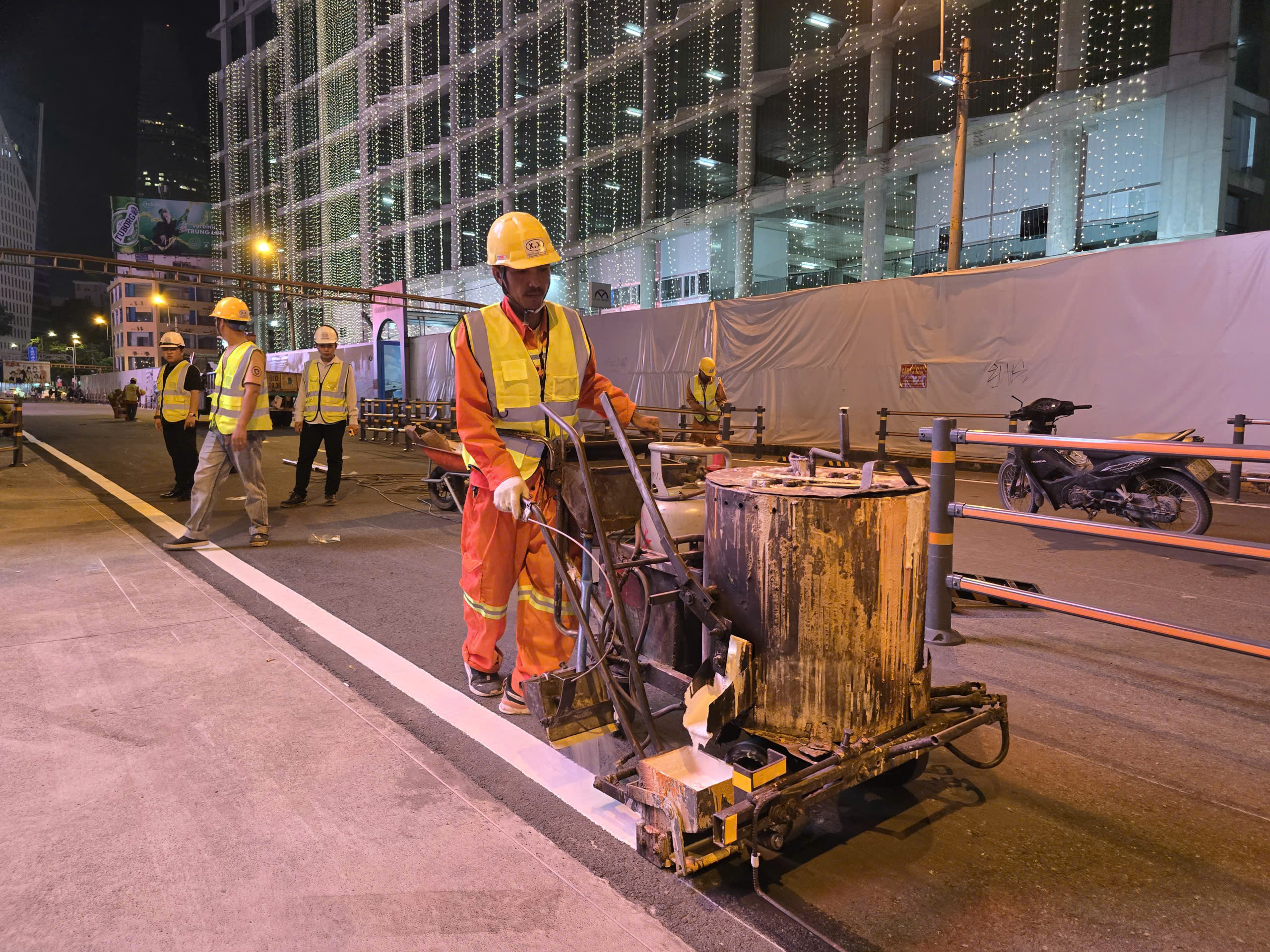 Công nhân xuyên đêm chỉnh trang, làm đẹp chợ Bến Thành, thương xá Tax, hồ Con Rùa - Ảnh 8.