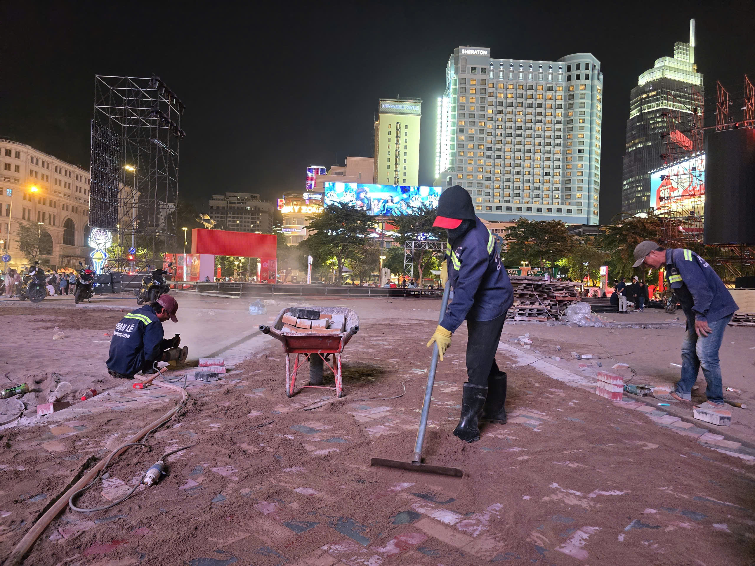 Công nhân xuyên đêm chỉnh trang, làm đẹp chợ Bến Thành, thương xá Tax, hồ Con Rùa - Ảnh 9.