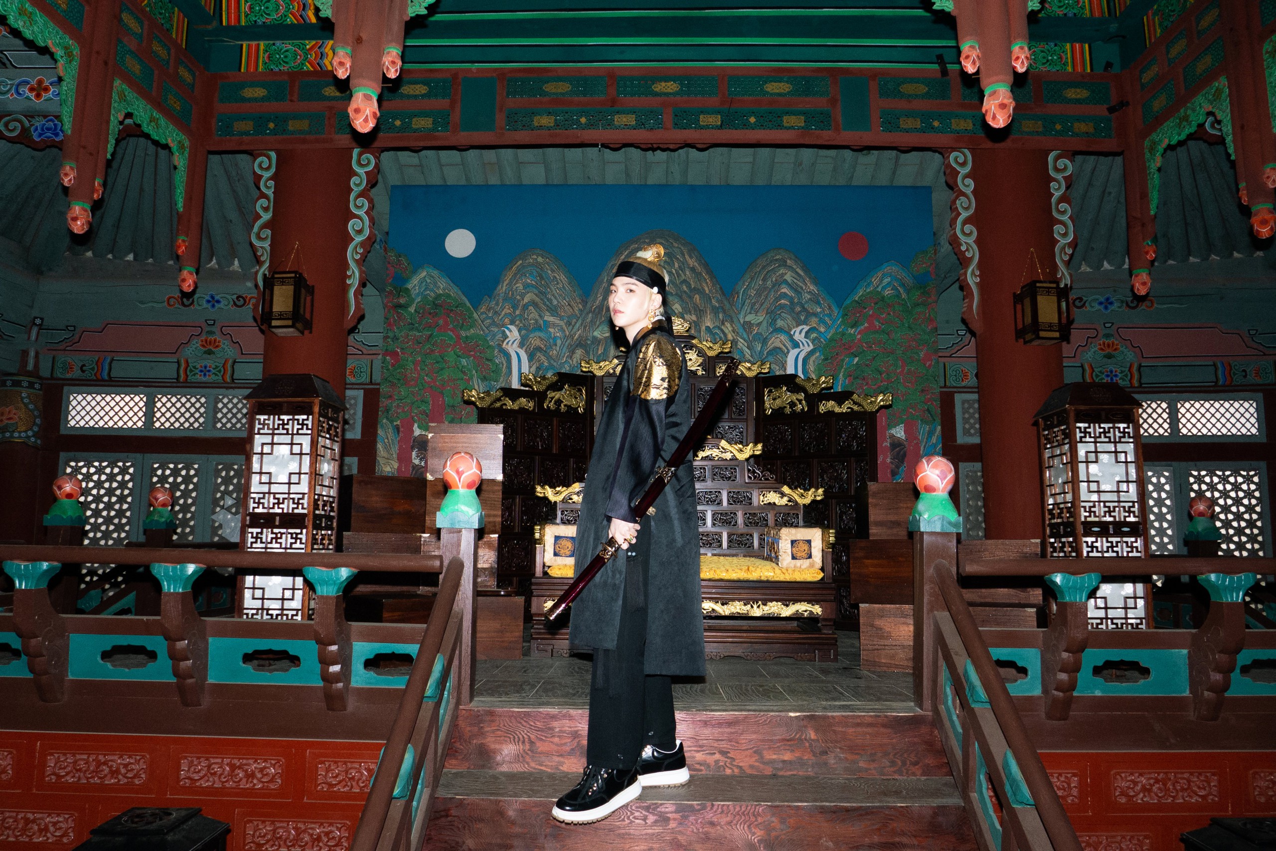 Suga (BTS) và loạt thành tích solo ấn tượng - Ảnh 3.