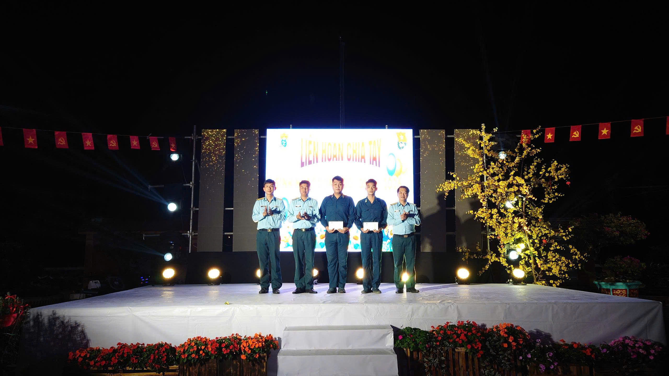 Hũ gạo ấm tình đồng đội trong ngày chia tay chiến sĩ - Ảnh 1.