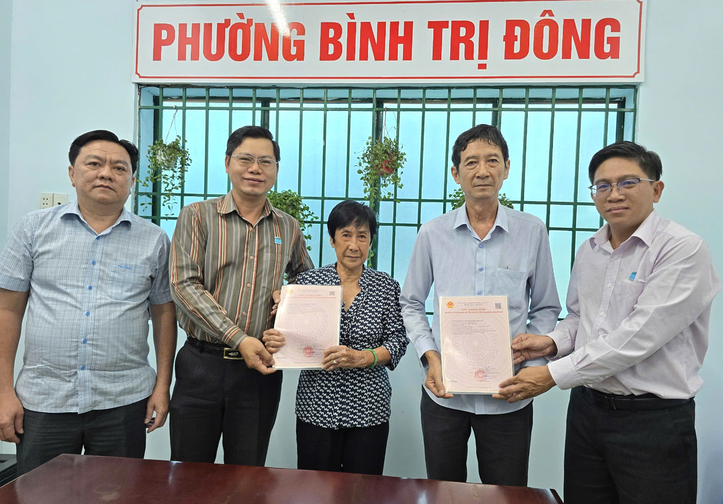 Chủ tịch phường Bình Trị Đông cấp sổ hồng cho 2 hộ dân hơn 30 năm đi đòi đất - Ảnh 1.