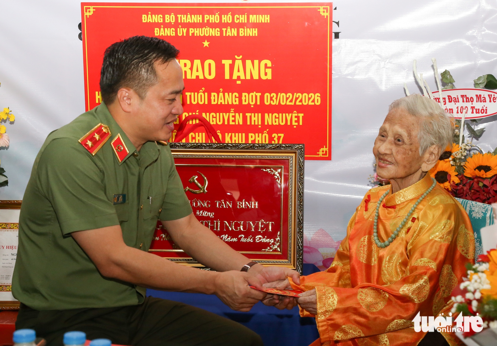 Trung tướng Mai Hoàng trao Huy hiệu 80 năm tuổi Đảng cho Đại tá Lê Hãn - Ảnh 3.