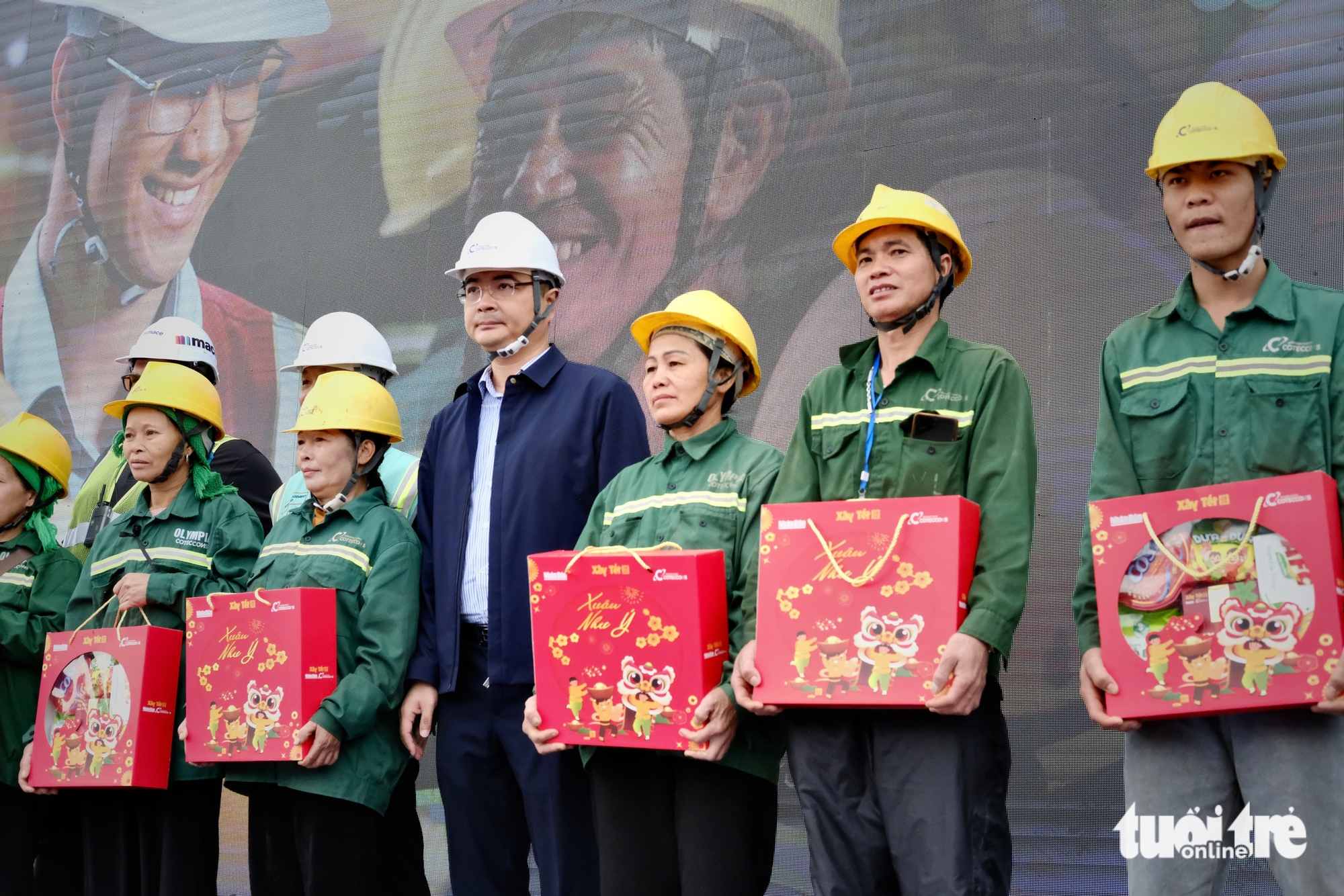 Trao quà Tết sớm cho 1.100 công nhân đang tham gia 'đại chỉnh trang' hồ Tây - Ảnh 1.