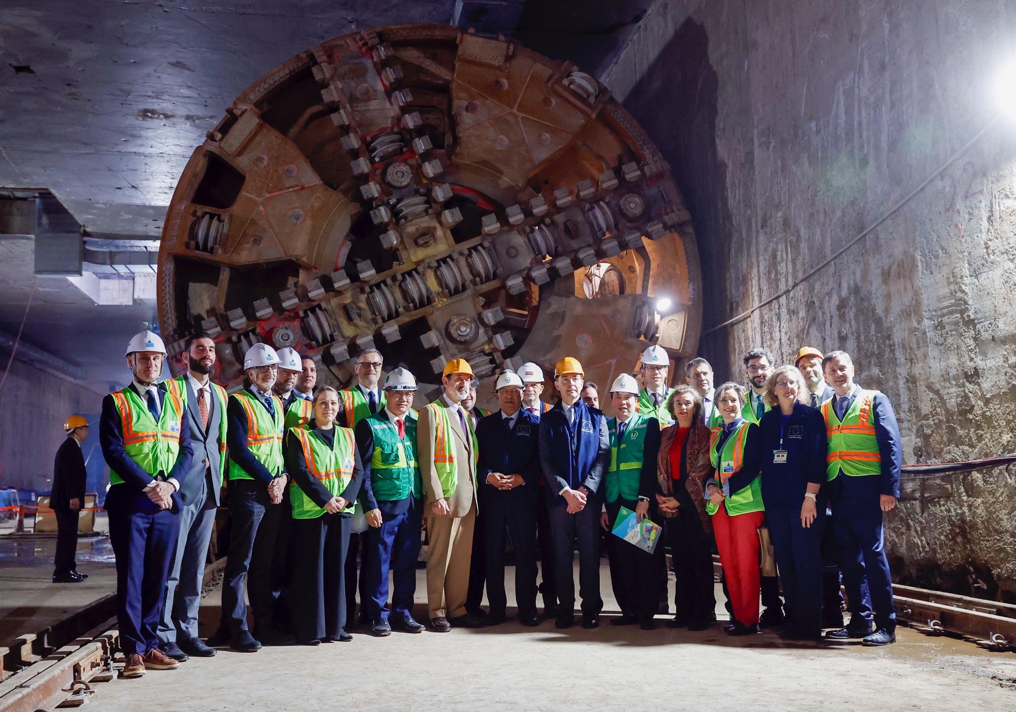 European Council president visits Hanoi metro line project