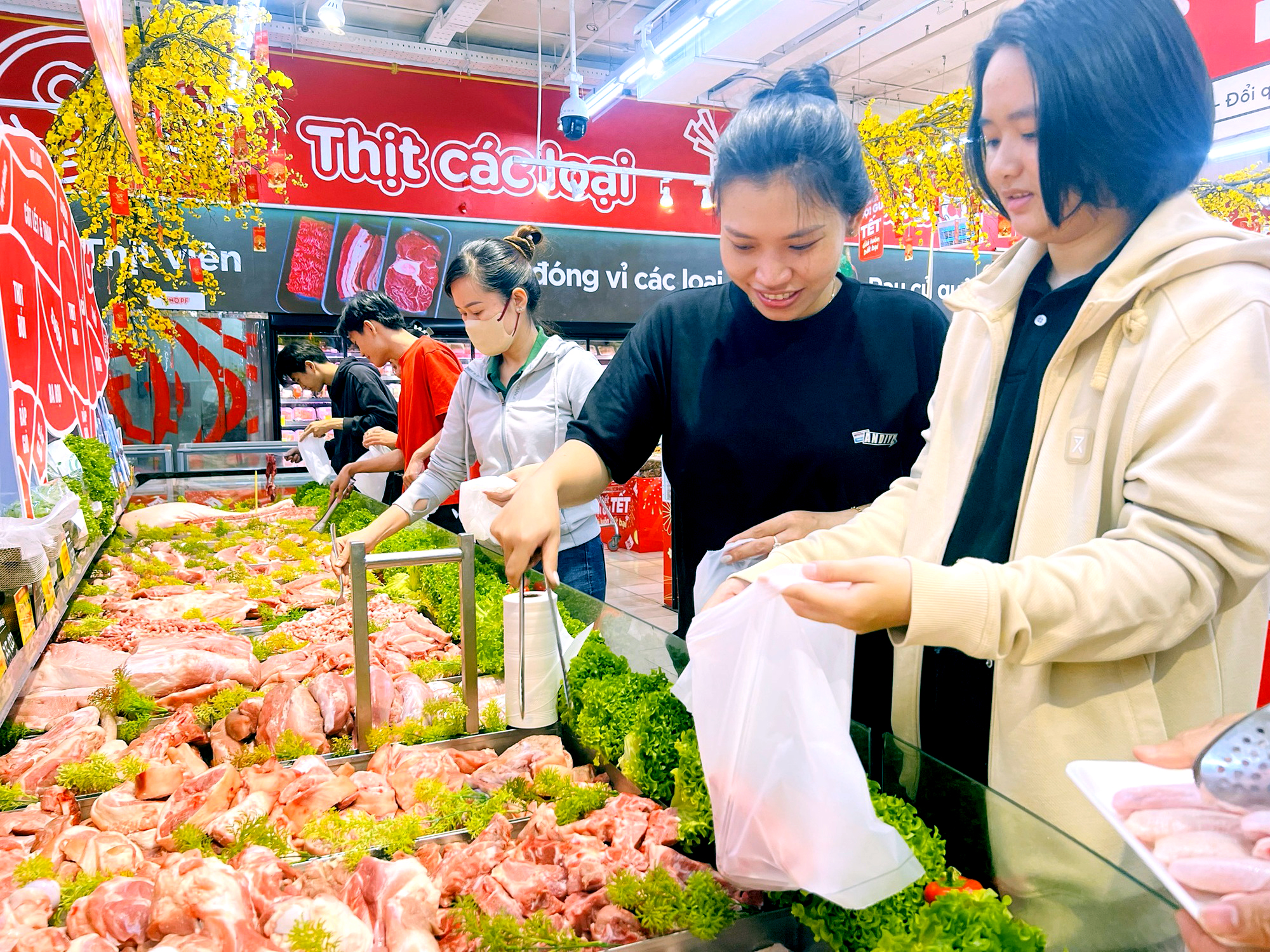 Giá heo hơi tăng cao nhưng siêu thị vẫn mạnh tay giảm giá thịt, hỗ trợ người dân sắm Tết - Ảnh 1.