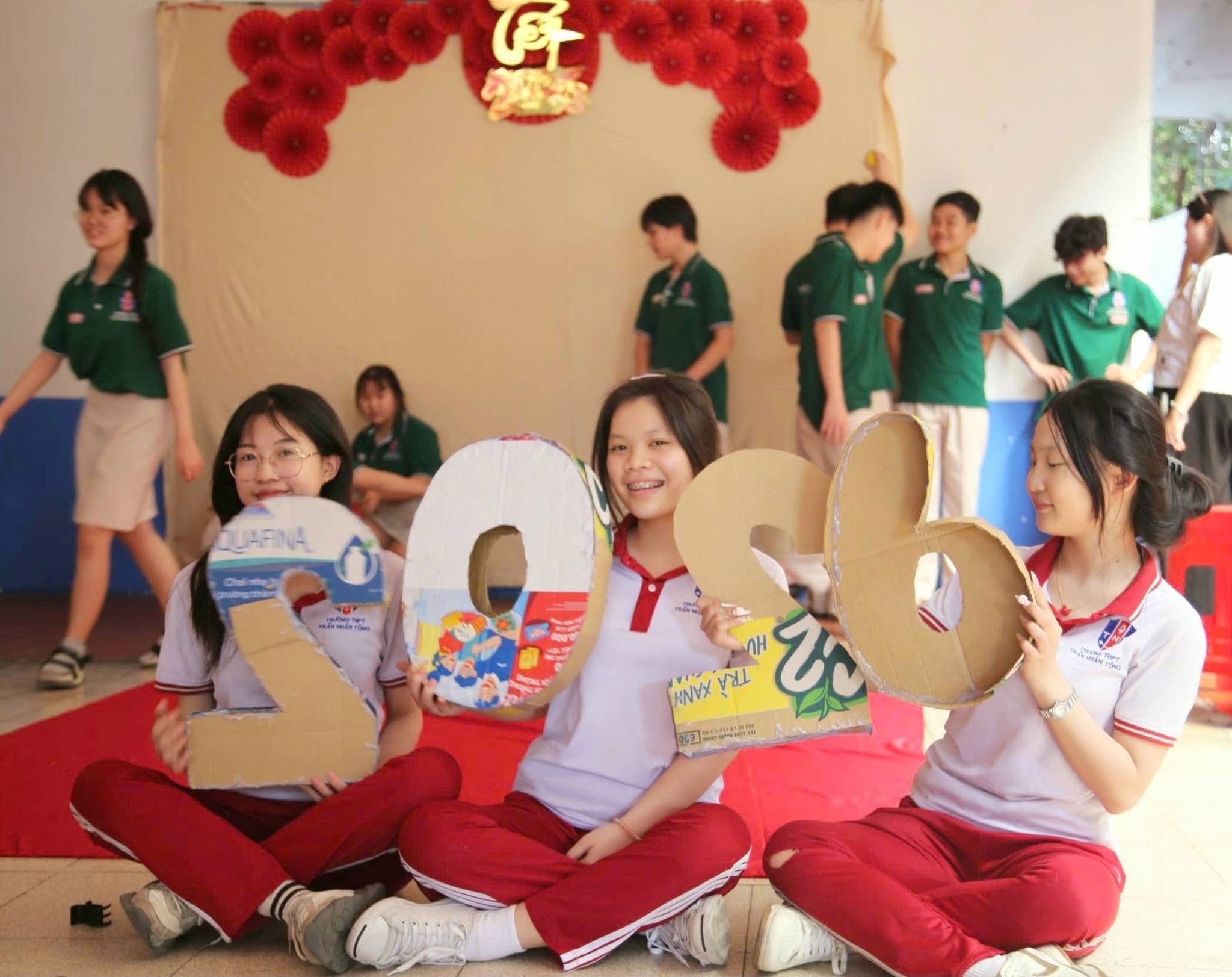 Nhiều trường học rộn ràng khoác áo xuân đón Tết Bính Ngọ 2026- Ảnh 3.