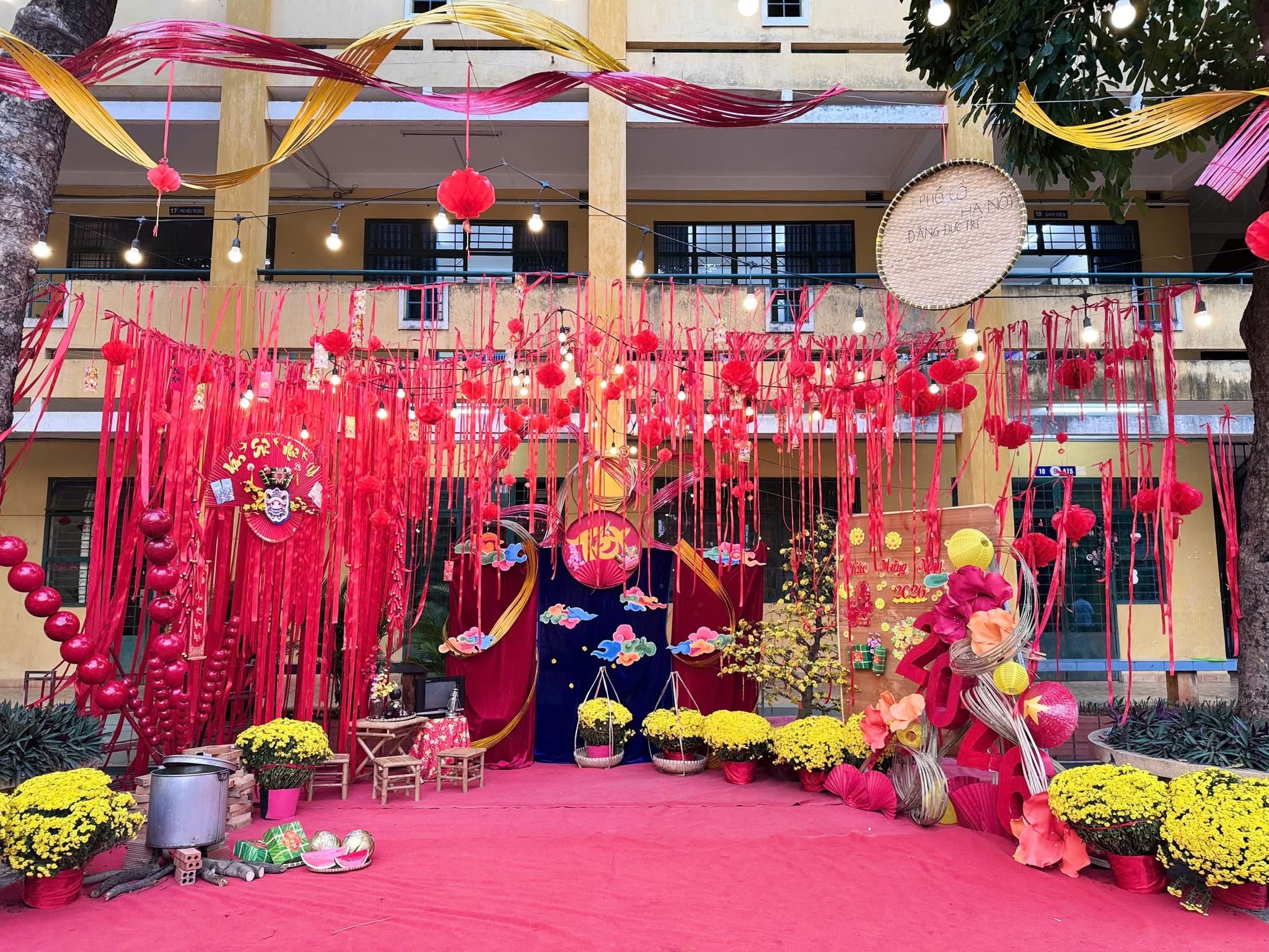 Nhiều trường học rộn ràng khoác áo xuân đón Tết Bính Ngọ 2026- Ảnh 19.