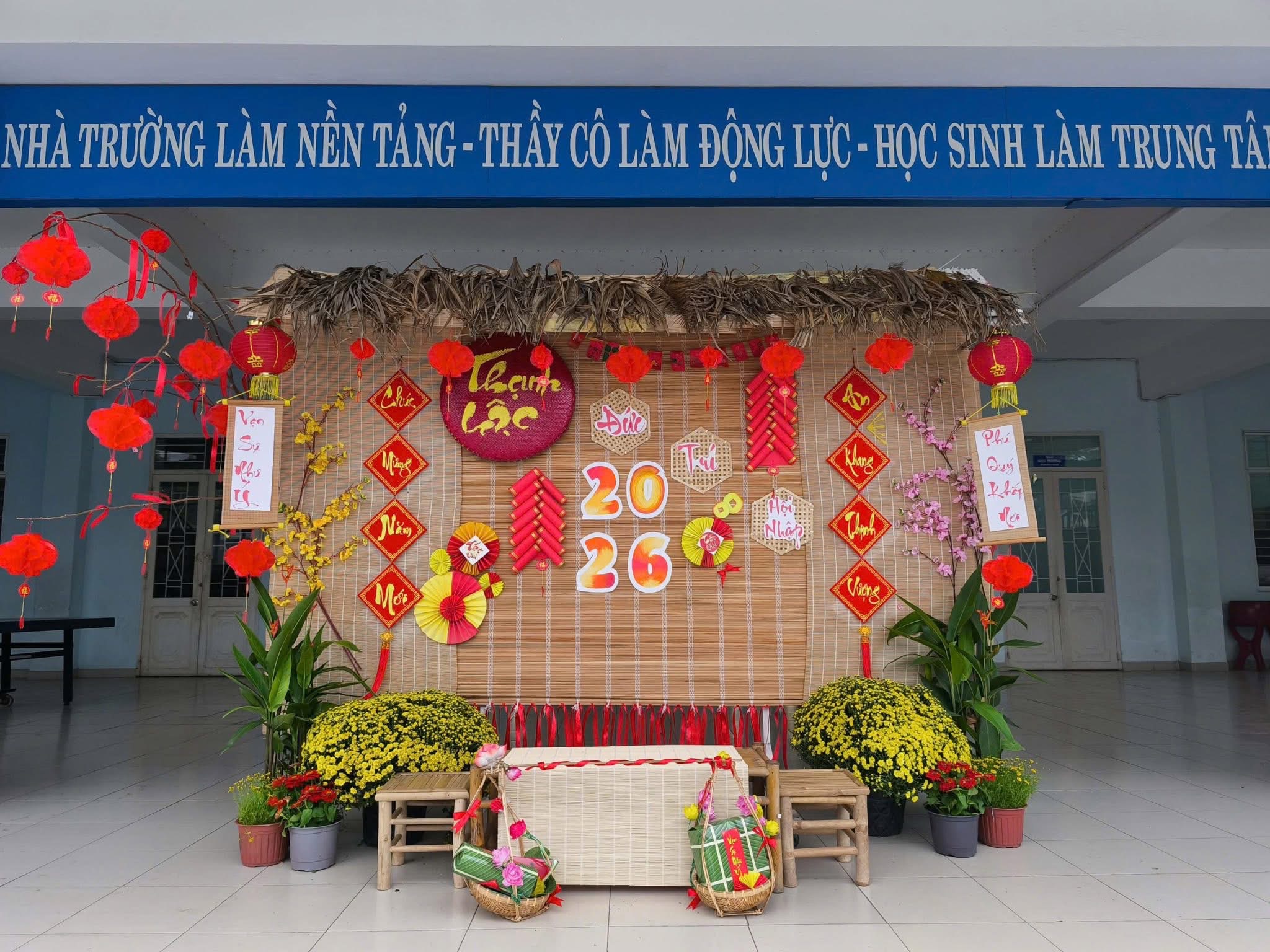 Nhiều trường học rộn ràng khoác áo xuân đón Tết Bính Ngọ 2026- Ảnh 21.