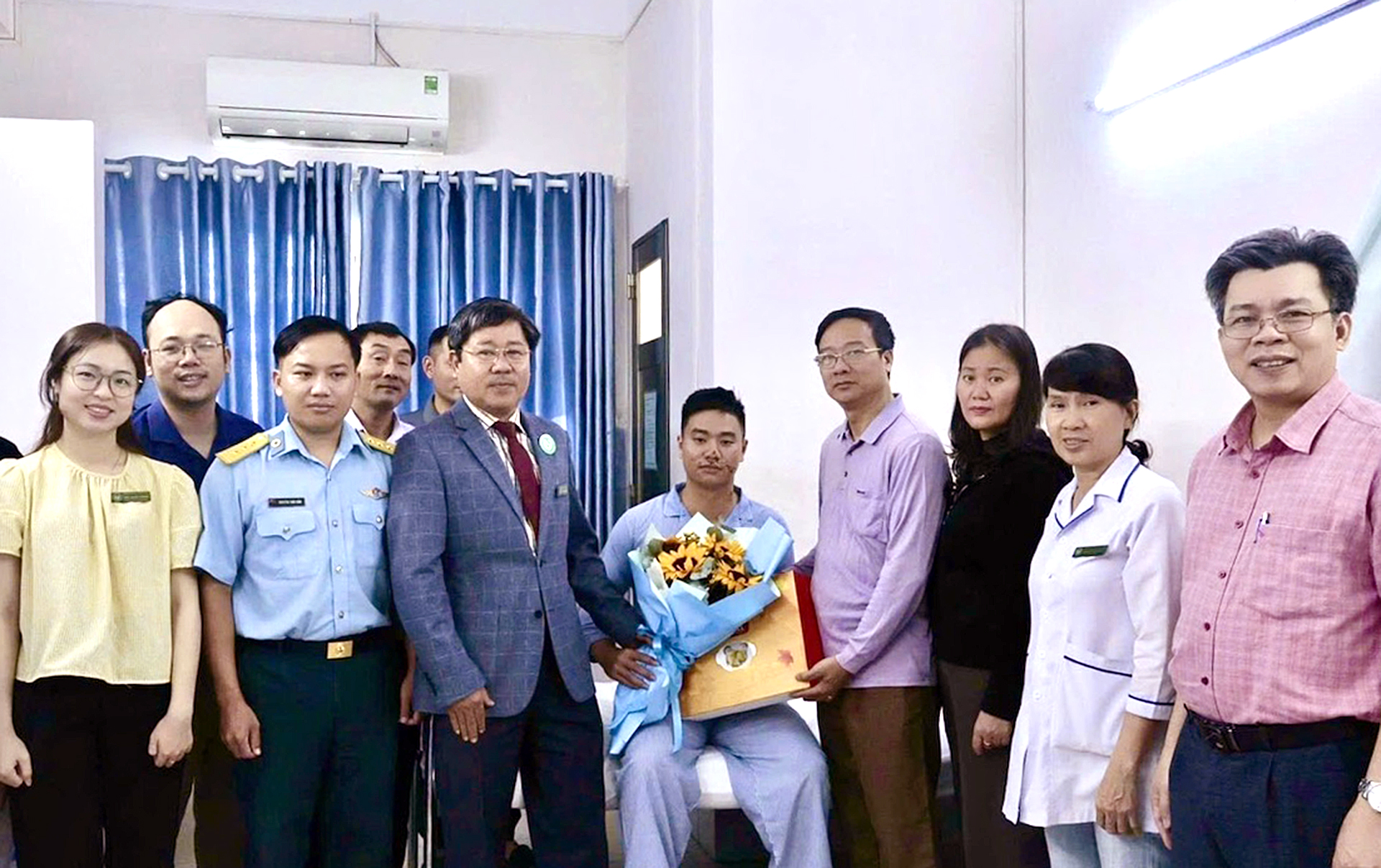 Phi công nhảy dù sau vụ rơi máy bay Yak-130 đã xuất viện - Ảnh 1.