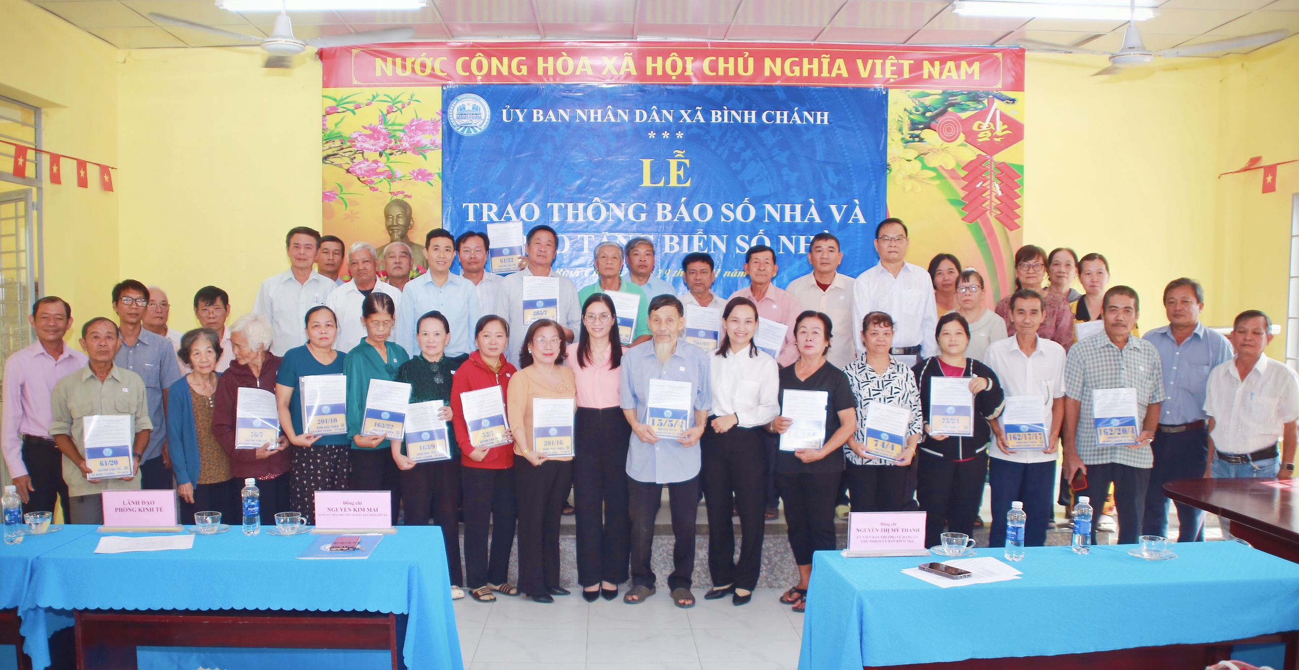 Người dân ở Bình Chánh phấn khởi khi được tặng bảng số nhà mới - Ảnh 1.