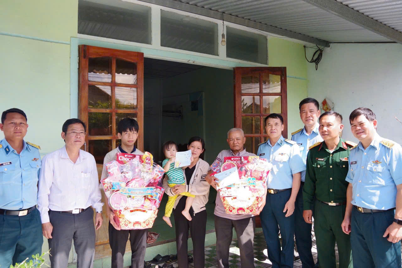 Quân chủng Phòng không - Không quân khen thưởng học sinh, người dân trong vụ rơi máy bay Yak-130 - Ảnh 1.