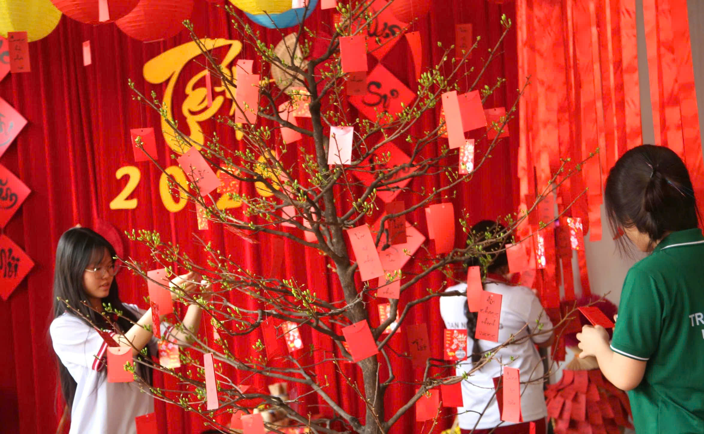 Nhiều trường học rộn ràng khoác áo xuân đón Tết Bính Ngọ 2026- Ảnh 6.