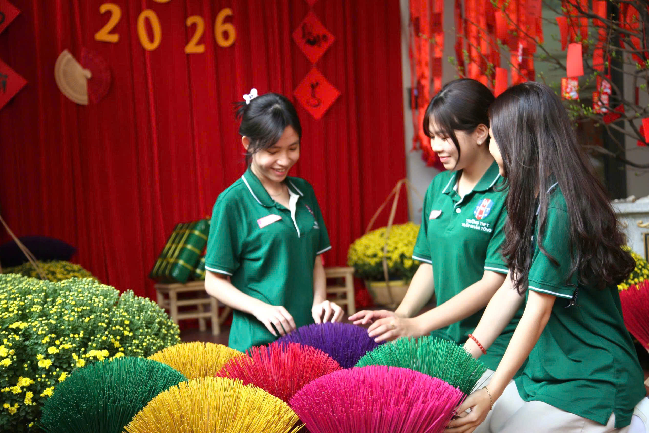 Nhiều trường học rộn ràng khoác áo xuân đón Tết Bính Ngọ 2026- Ảnh 1.