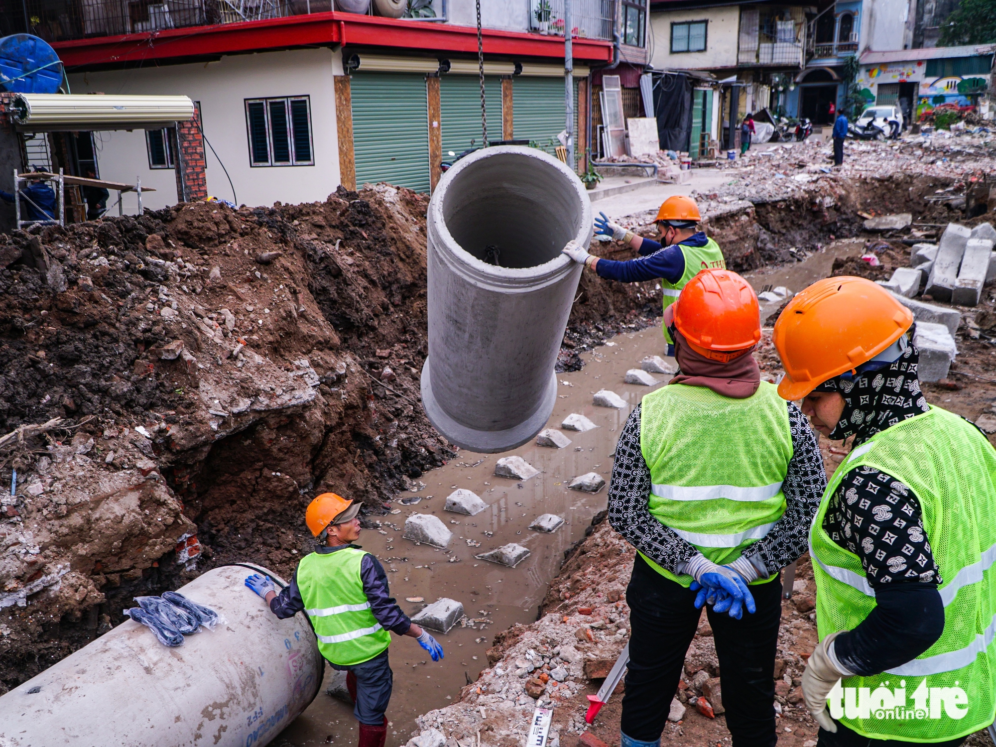 Công nhân 'đội' rét 13 độ hối hả thi công đường vành đai 1 xuyên ngày nghỉ lễ - Ảnh 5.