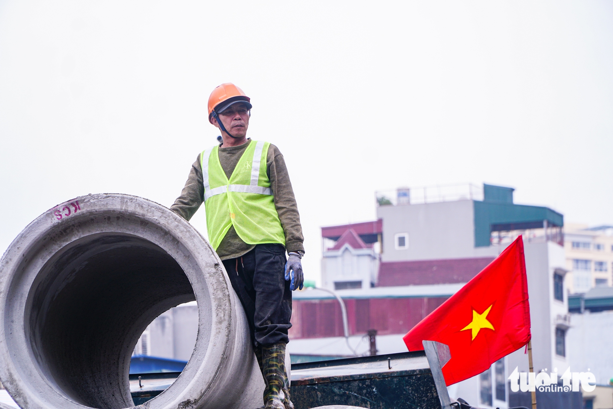 Công nhân 'đội' rét 13 độ hối hả thi công đường vành đai 1 xuyên ngày nghỉ lễ - Ảnh 11.