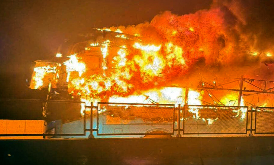 Xe giường nằm cháy rụi trên cao tốc, nam sinh lớp 12 tử vong - Ảnh 1.