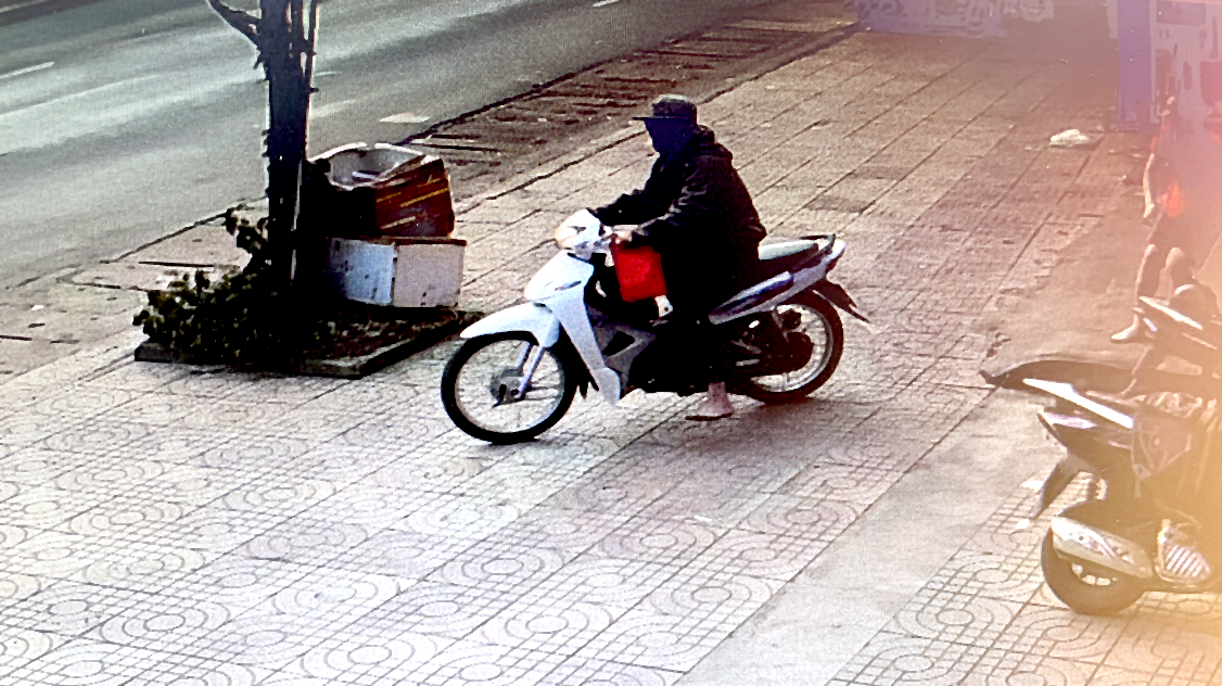 Truy tìm người đàn ông cướp tiệm vàng ở Lâm Đồng ngày đầu năm - Ảnh 1.