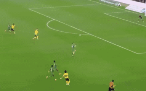 Khoảnh khắc khó tin, cầu thủ phá bóng ngay trên vạch vôi để... 'ngăn cản' đồng đội ghi bàn - Ảnh 1.