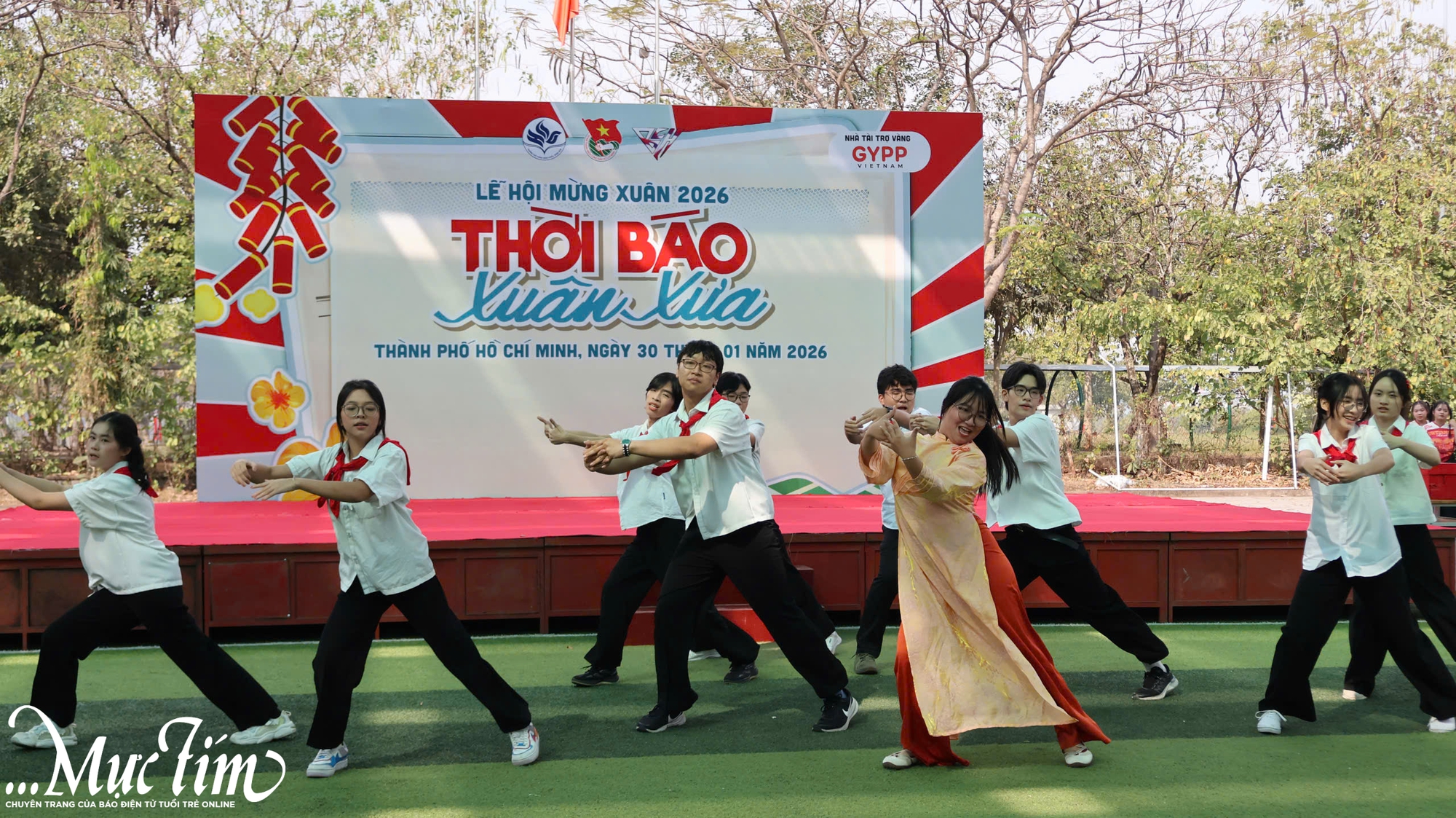 Học sinh Trường Phổ thông Năng khiếu tái hiện không khí Tết thập niên 70-80 - Ảnh 1.