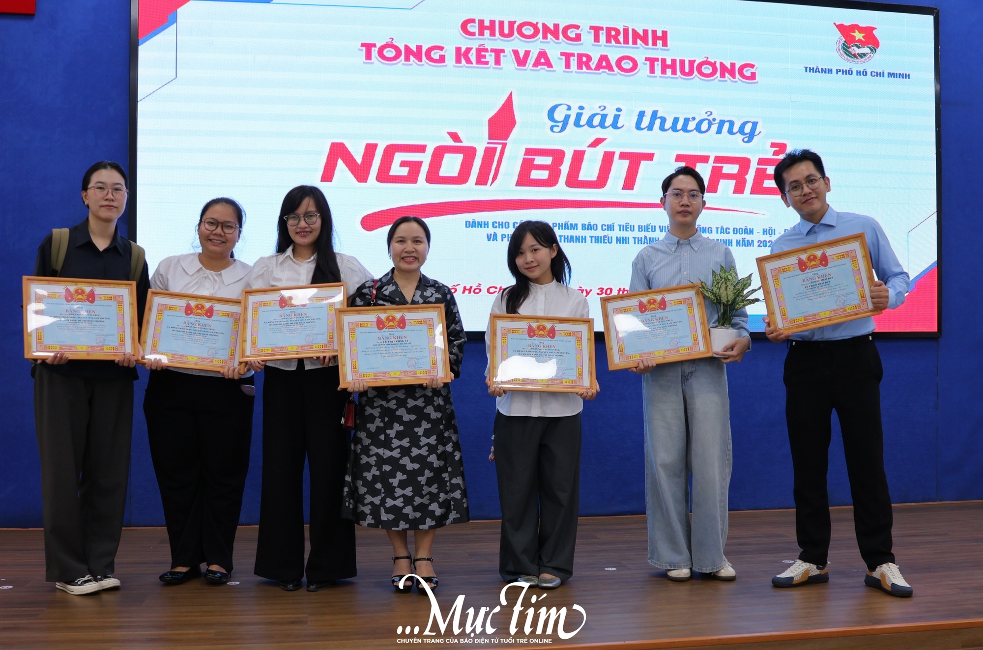 Khối ấn phẩm Khăn Quàng Đỏ đoạt 3 giải thưởng Ngòi bút trẻ- Ảnh 1. Khối ấn phẩm Khăn Quàng Đỏ đoạt 3 giải thưởng Ngòi bút trẻ- Ảnh 1.