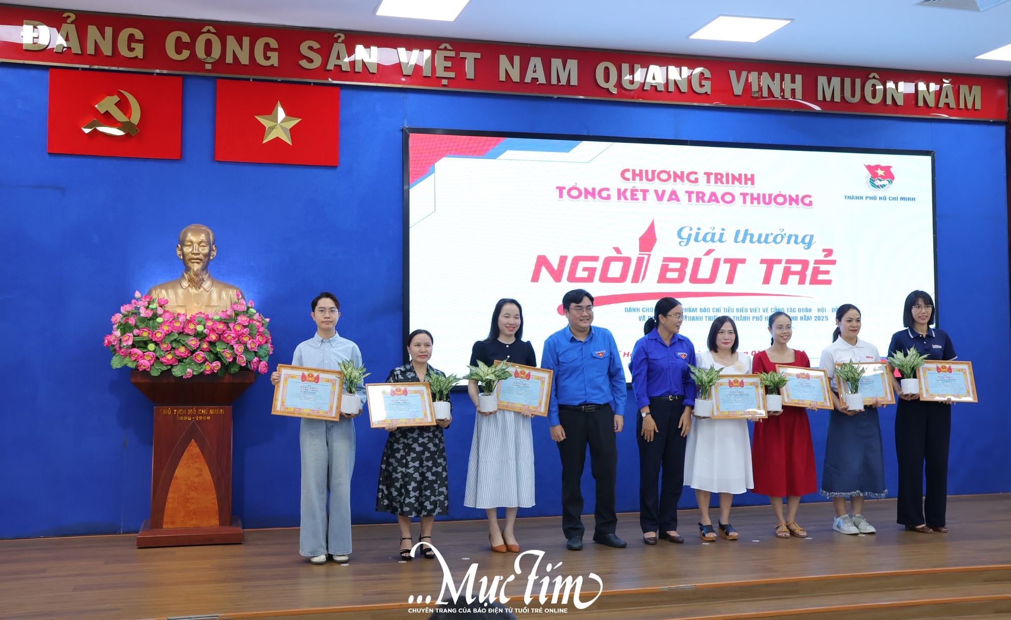 Khối ấn phẩm Khăn Quàng Đỏ đoạt 3 giải thưởng Ngòi bút trẻ- Ảnh 2. Khối ấn phẩm Khăn Quàng Đỏ đoạt 3 giải thưởng Ngòi bút trẻ- Ảnh 2.