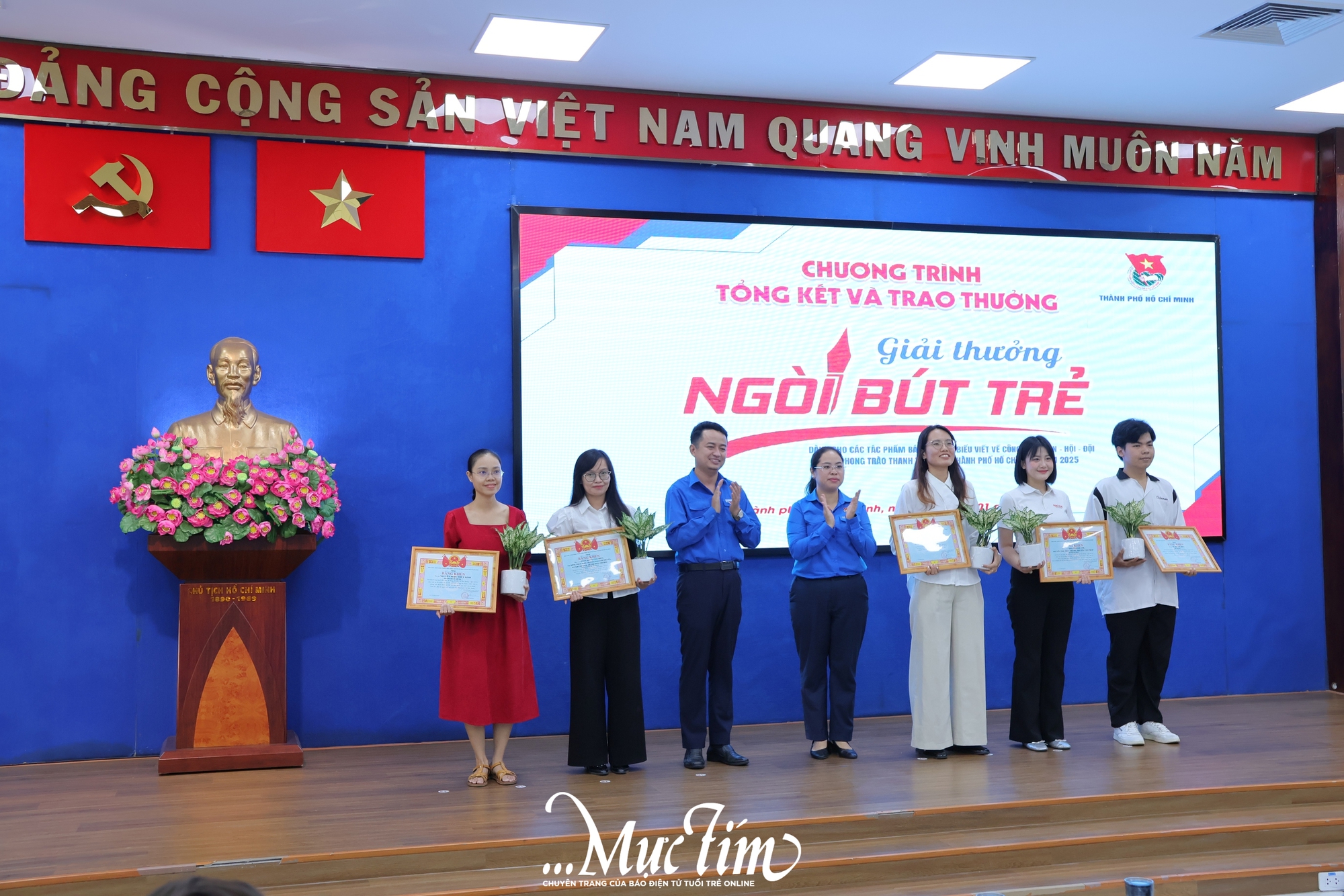 Khối ấn phẩm Khăn Quàng Đỏ đoạt 3 giải thưởng Ngòi bút trẻ- Ảnh 6. Khối ấn phẩm Khăn Quàng Đỏ đoạt 3 giải thưởng Ngòi bút trẻ- Ảnh 6.