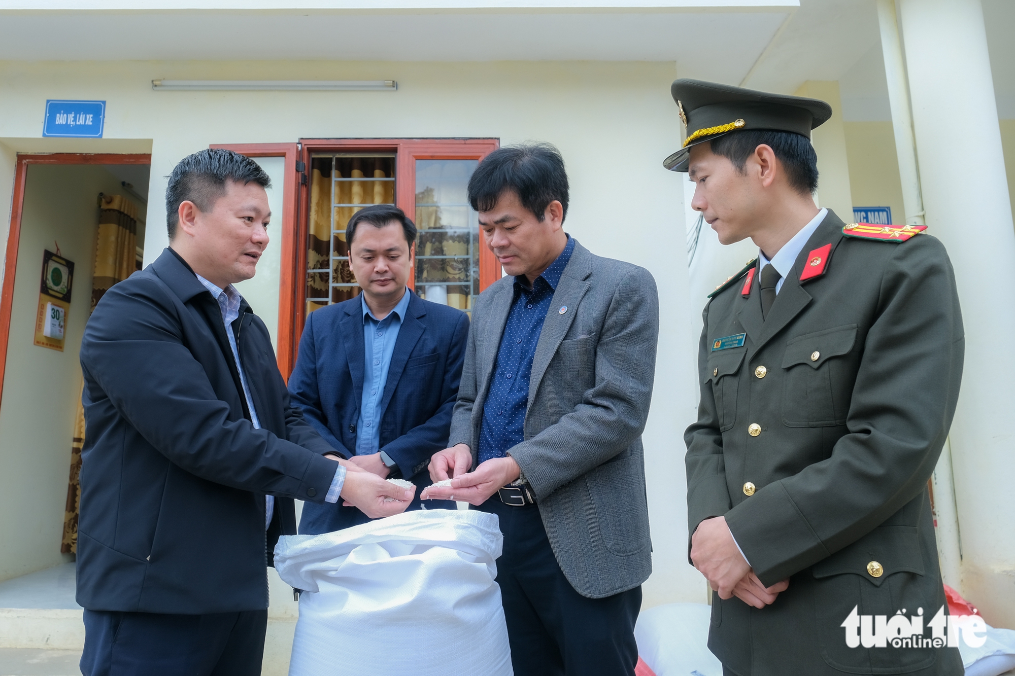 Học sinh nghèo vùng biên nhận gạo hỗ trợ của Chính phủ ngày giáp Tết - Ảnh 1. Những bao gạo đến vùng biên, Tết ấm hơn với học sinh nghèo - Ảnh 1.