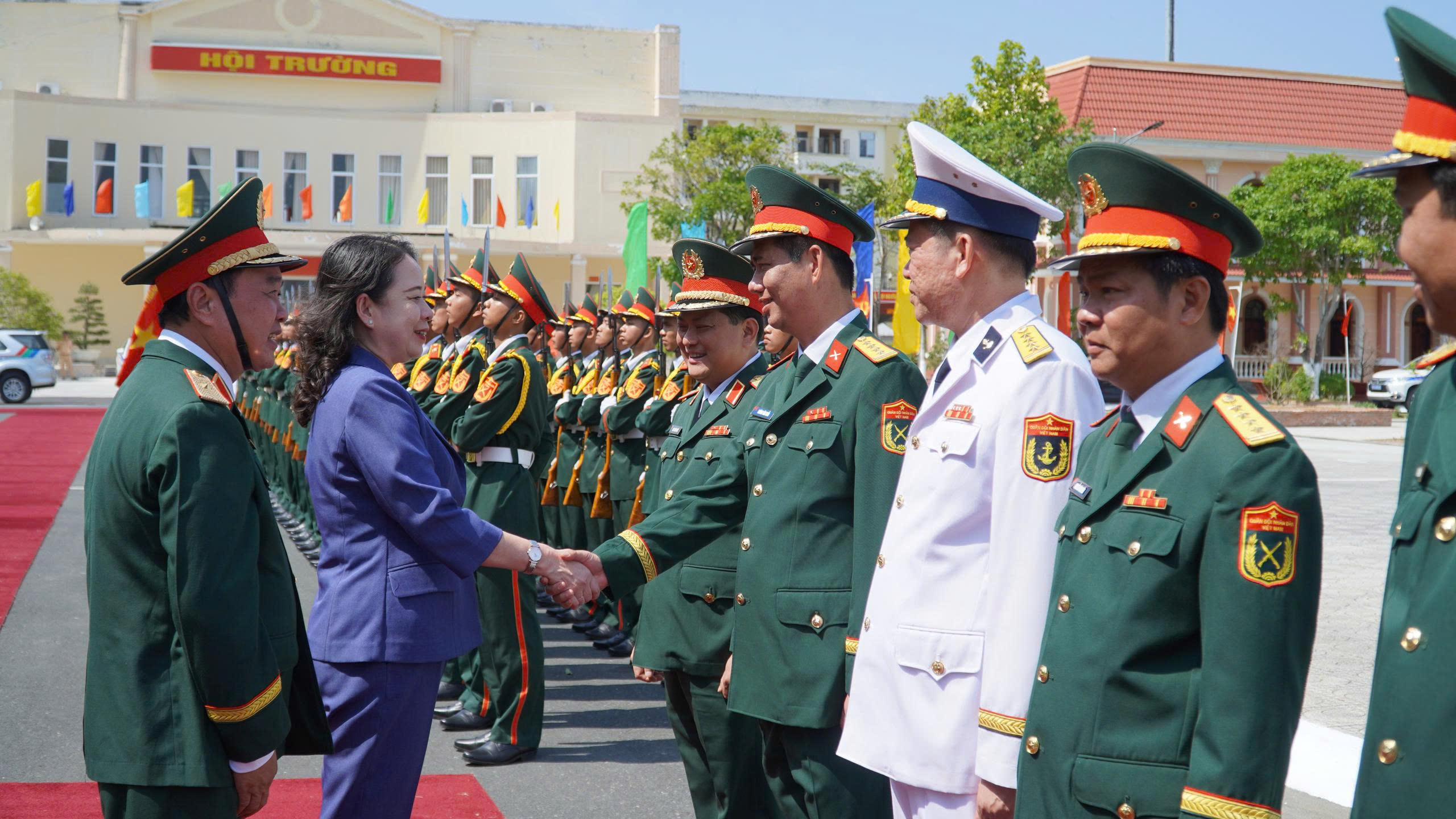 Phó chủ tịch nước Võ Thị Ánh Xuân thăm, tặng quà gia đình chính sách, công nhân lao động ở An Giang - Ảnh 1.