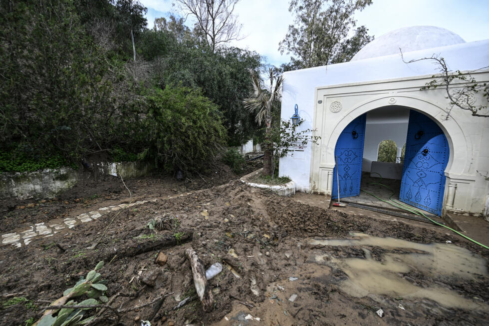 Tunisia's famed blue-and-white village threatened after record rains - Ảnh 2.