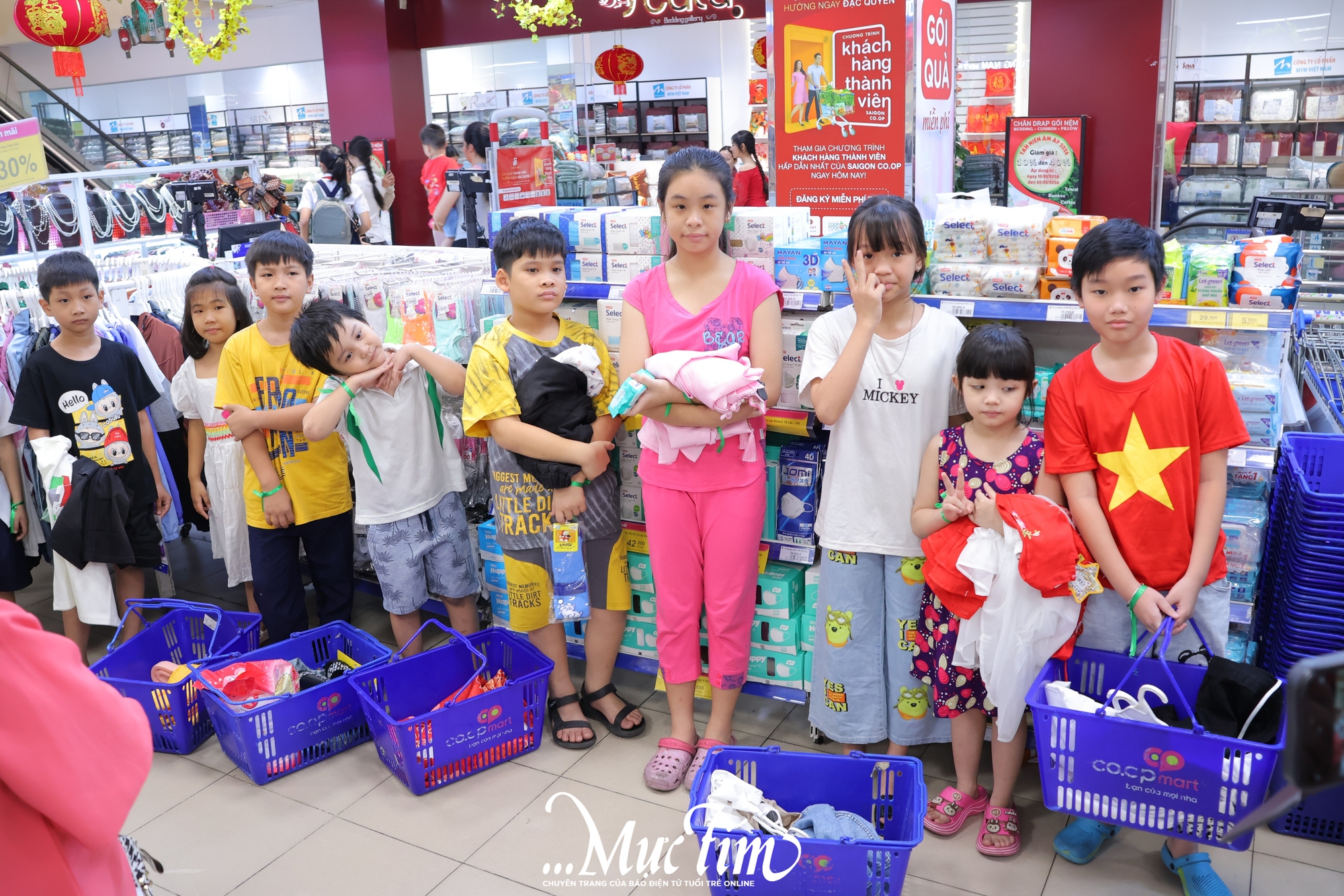 Tết cho em: Niềm vui giản dị từ những bộ quần áo mới - Ảnh 1.