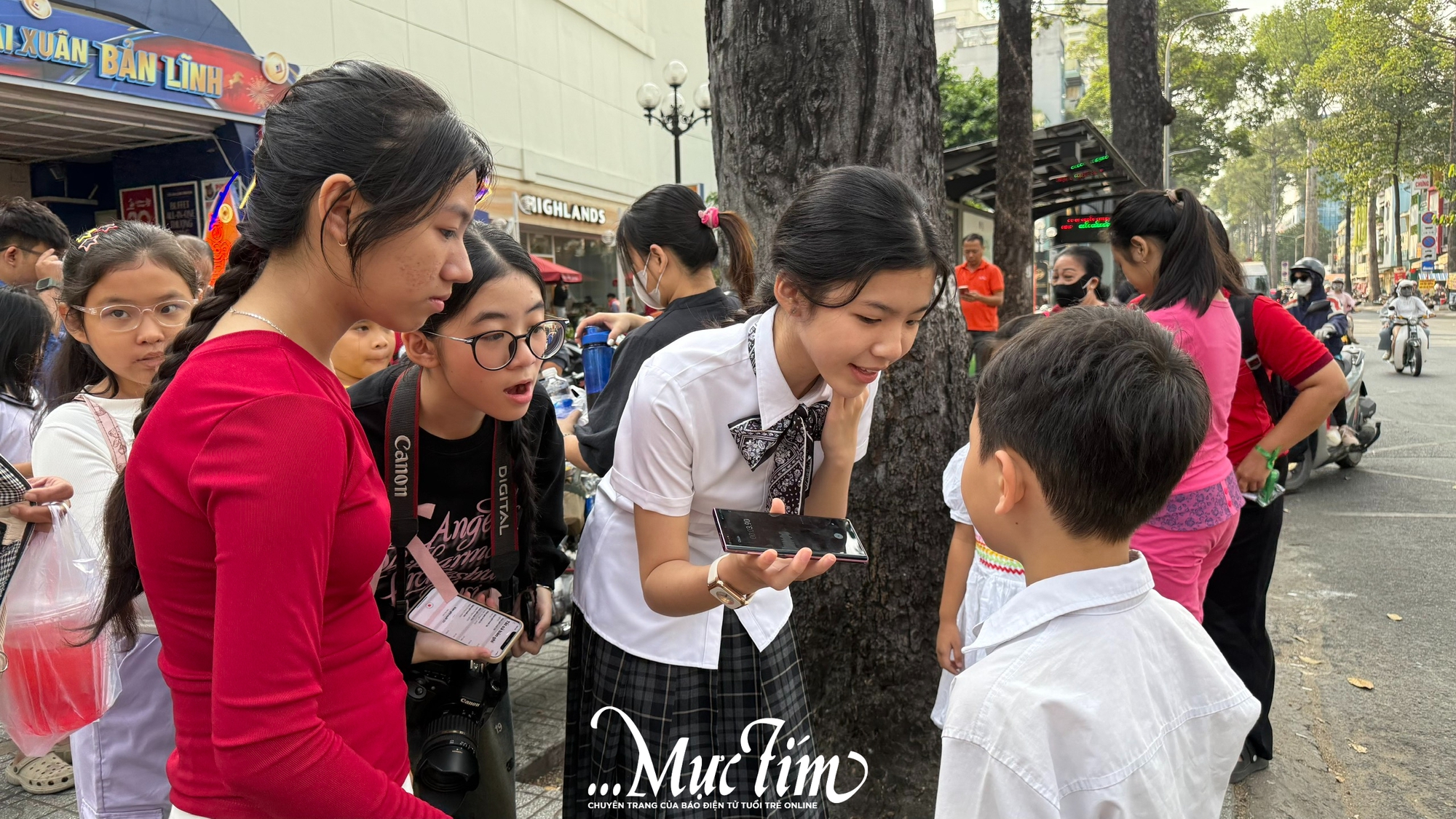 Tết cho em: Niềm vui giản dị từ những bộ quần áo mới - Ảnh 15.