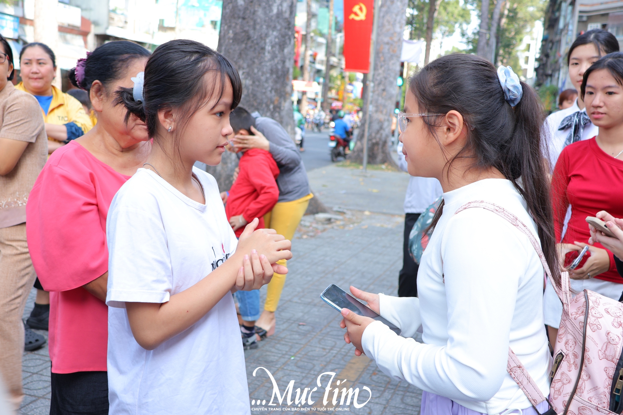 Tết cho em: Niềm vui giản dị từ những bộ quần áo mới - Ảnh 16.