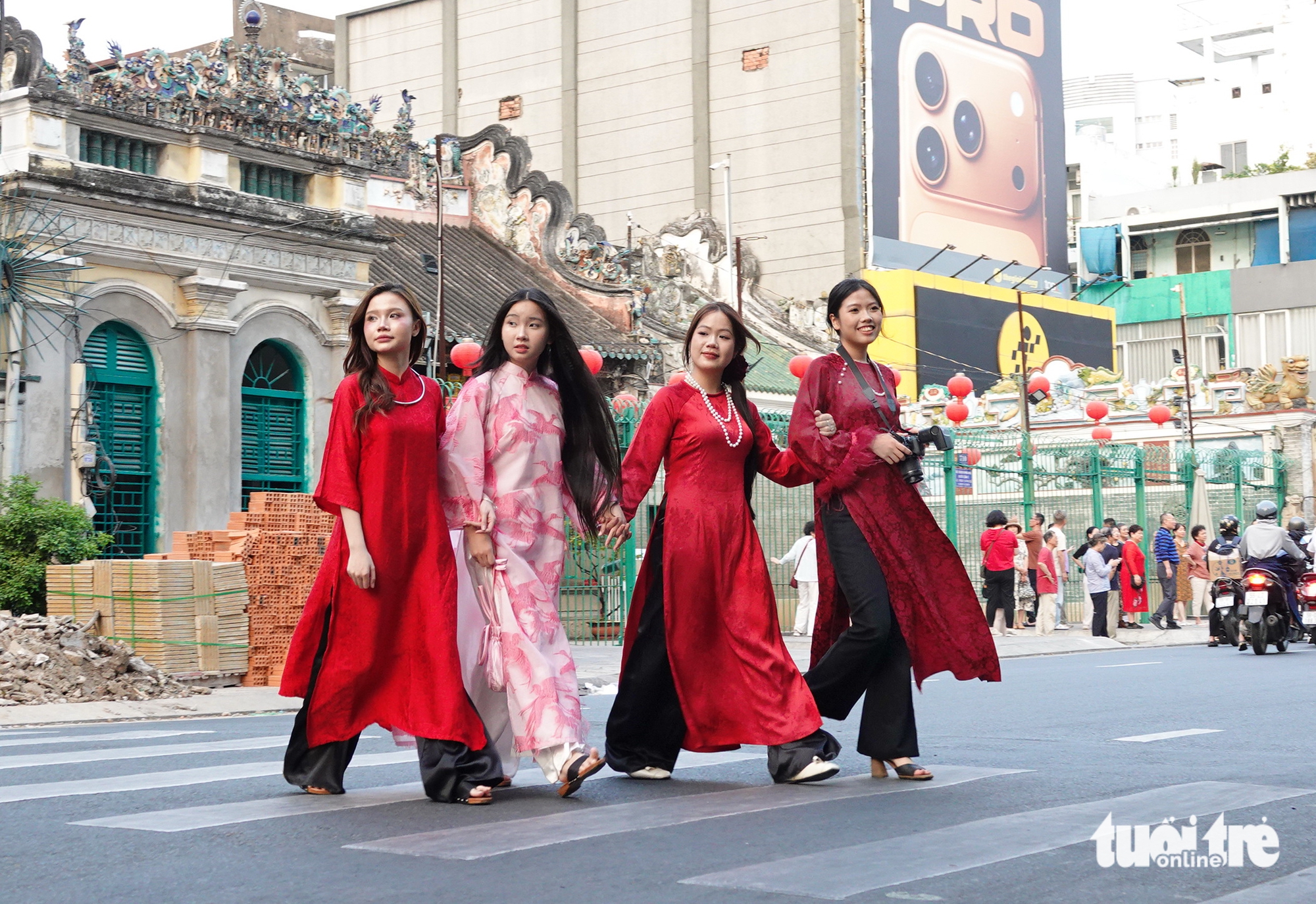 Áo dài thướt tha xuống phố đón xuân sớm tại TP.HCM - Ảnh 1.