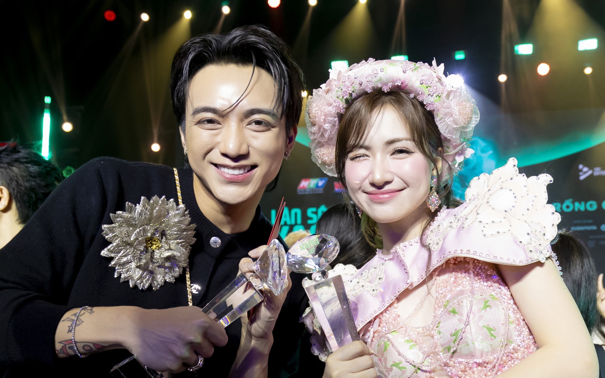 Hòa Minzy khiến khán giả thót tim vì đu dây không đeo đai an toàn- Ảnh 2.