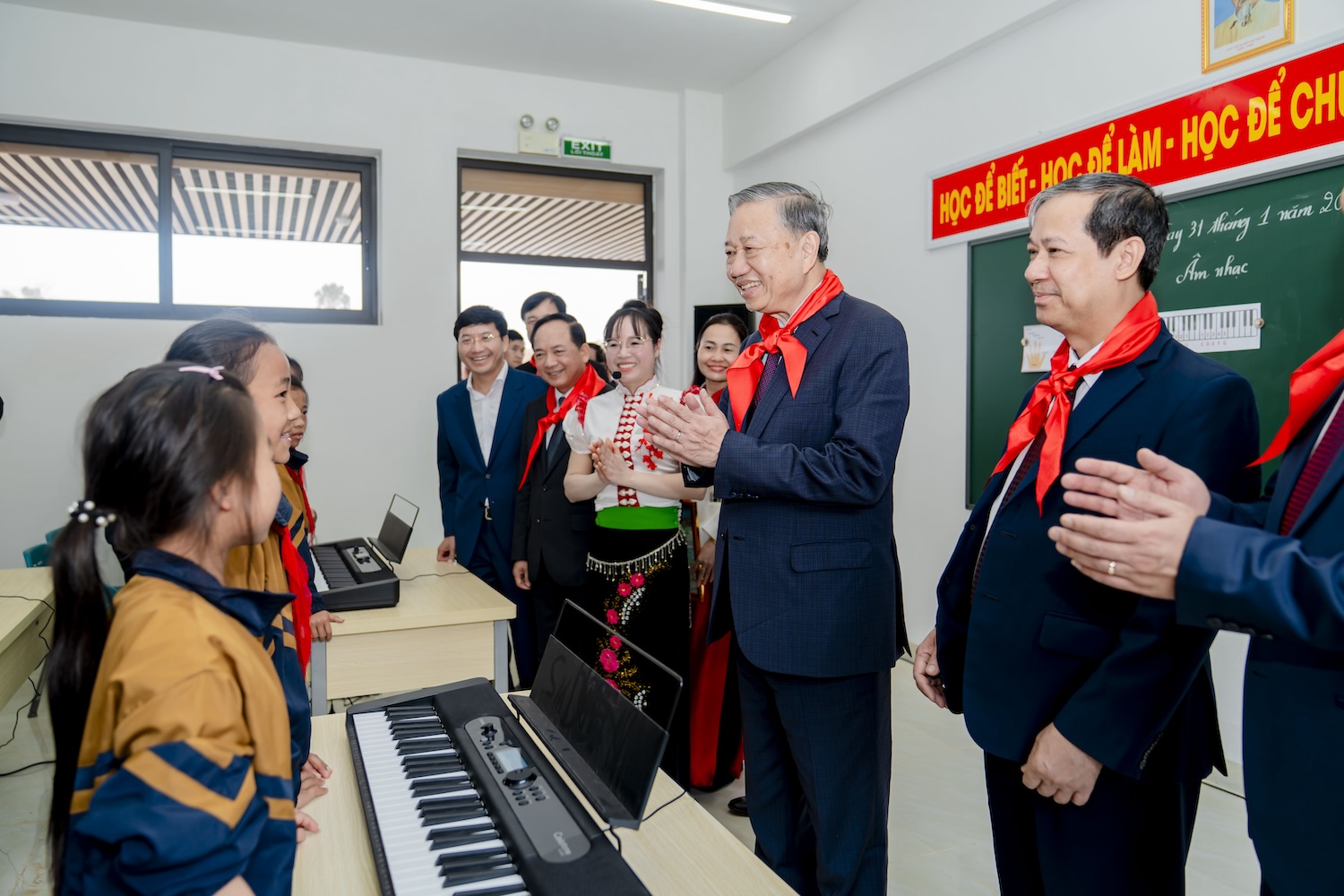 Tổng Bí thư Tô Lâm dự lễ khánh thành trường nội trú hiện đại nhất vùng biên giới - Ảnh 4.