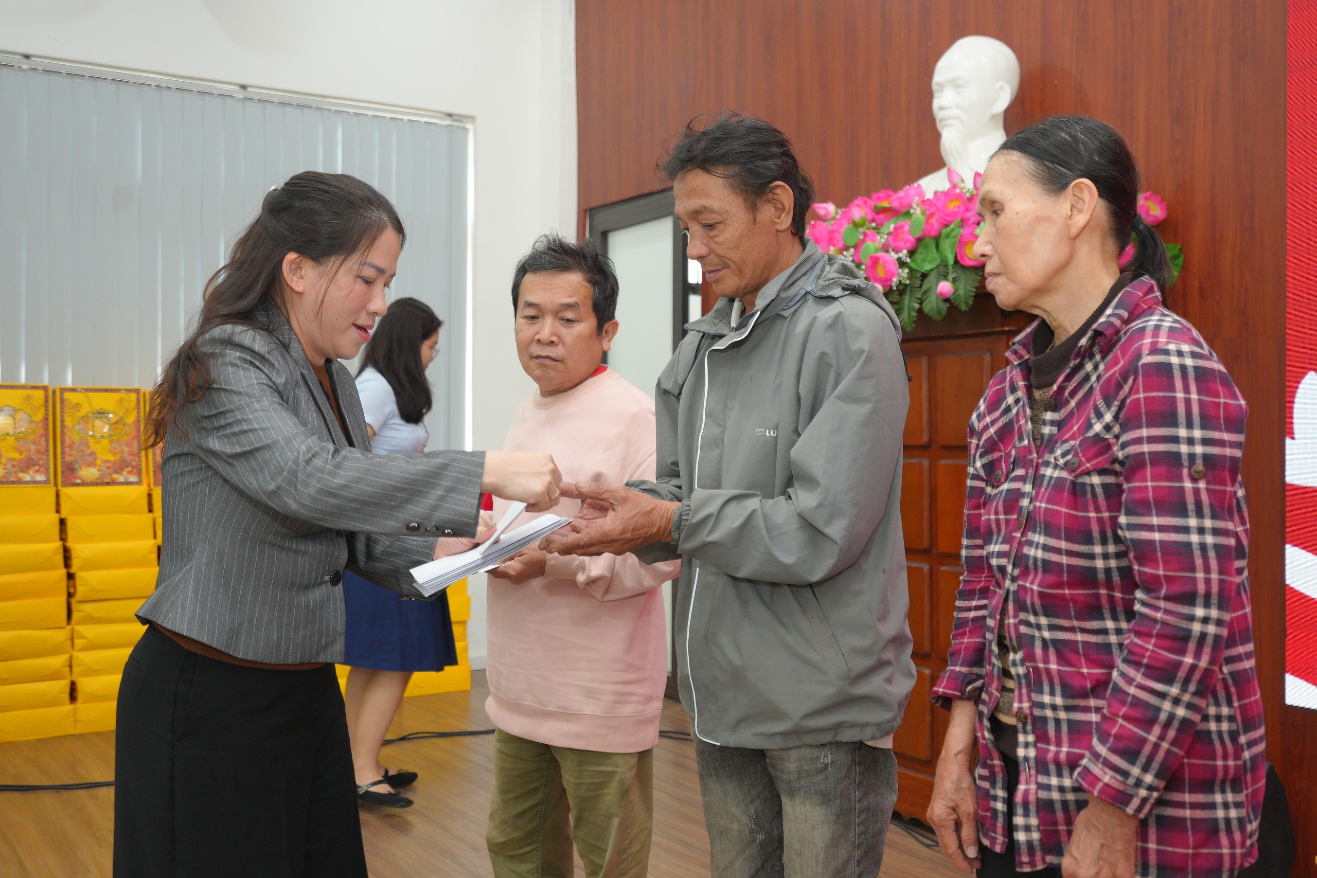 Trao hơn 1.000 suất quà 'Xuân yêu thương' cho các gia đình khó khăn ở Đà Nẵng - Ảnh 2.