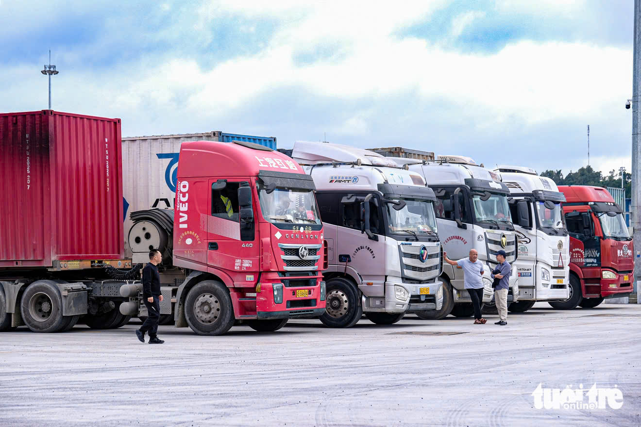 Hơn 1.300 phương tiện chở nông sản, thực phẩm kẹt tại cửa khẩu - Ảnh 1.