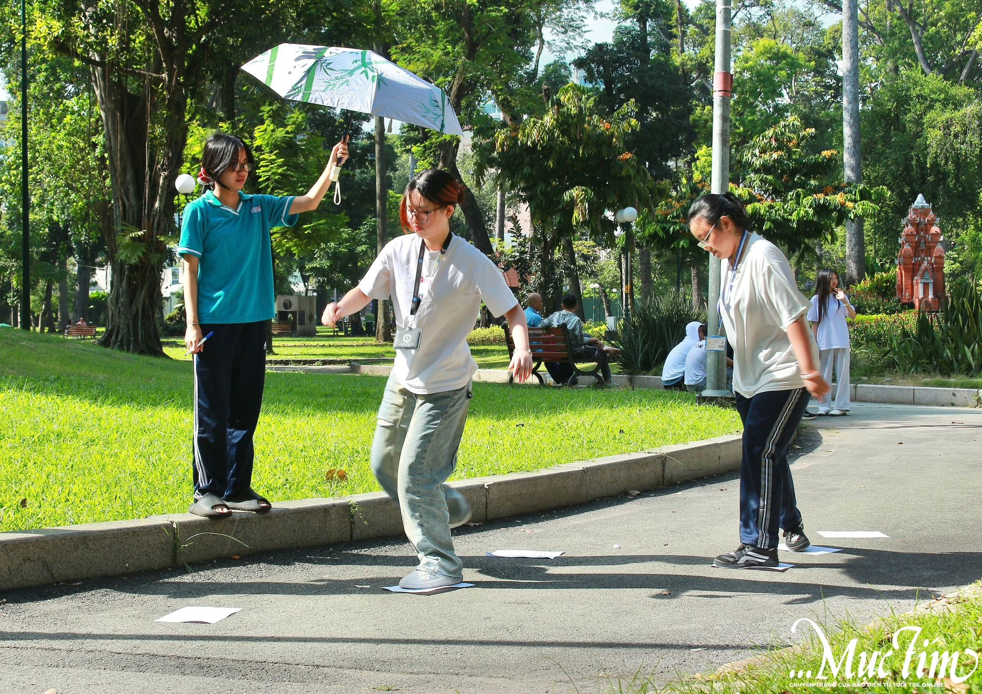 Hàng trăm học sinh đi xe buýt, tham gia trạm thử thách quanh thành phố - Ảnh 7.